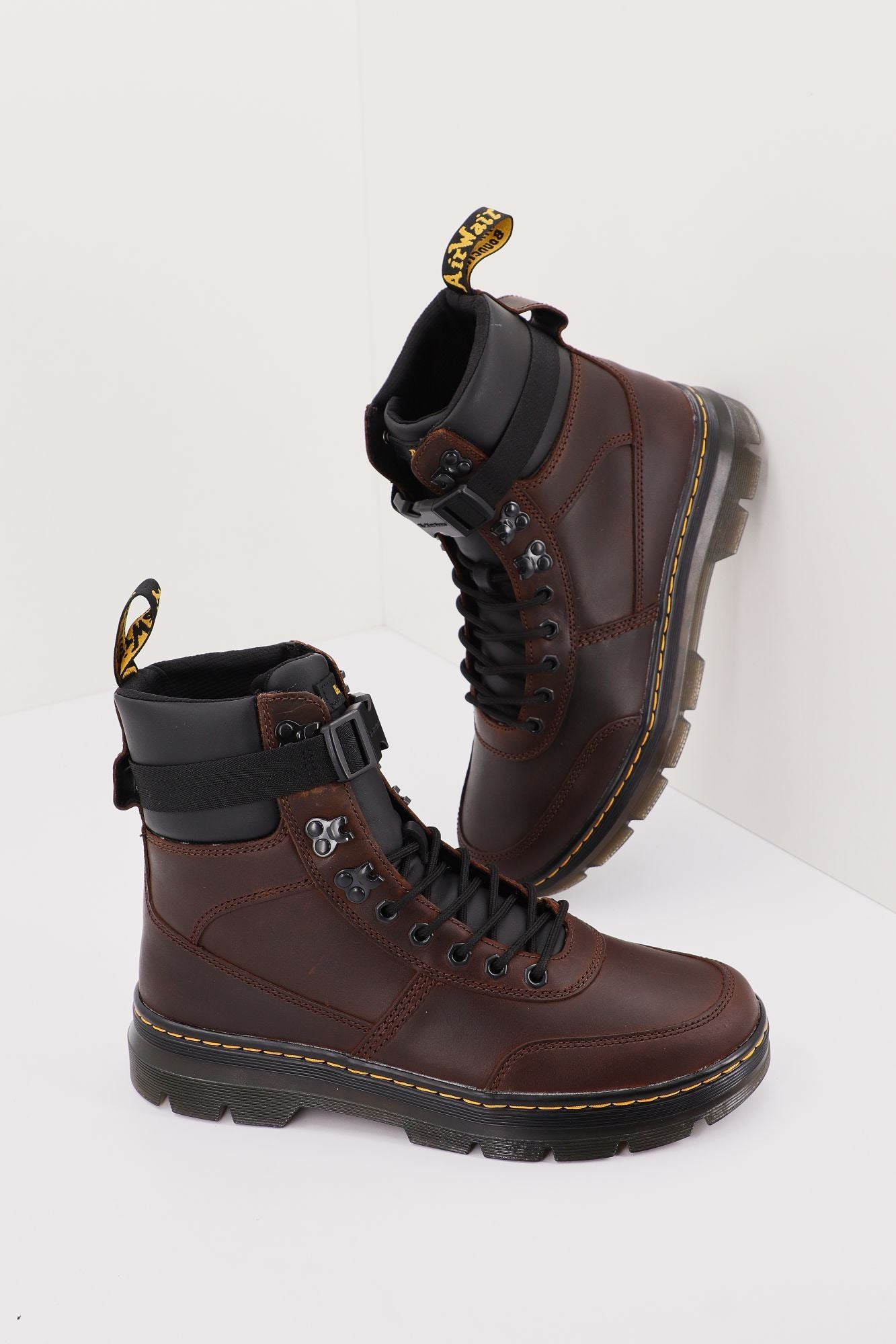 DR. MARTENS COMBS TECH LEATHER en color NEGRO (1)