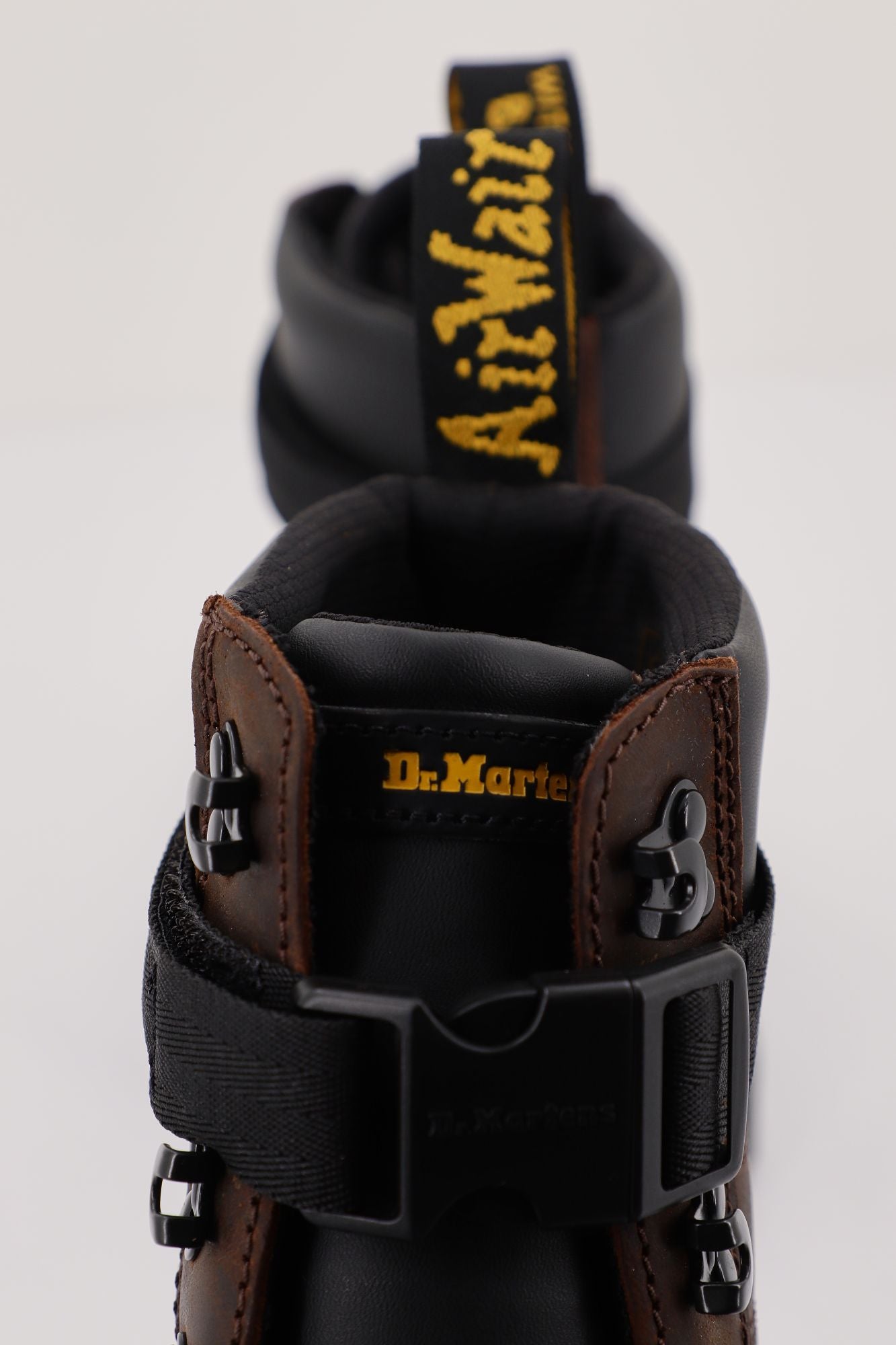 DR. MARTENS COMBS TECH LEATHER en color NEGRO (4)