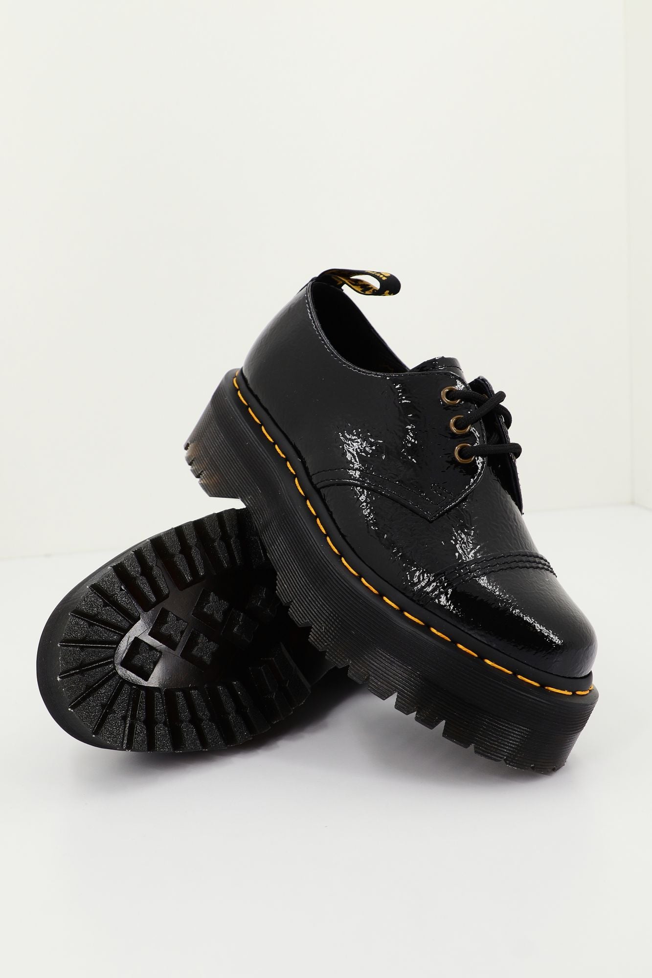 DR. MARTENS  QUAD TC DISTRESSED en color NEGRO (3)