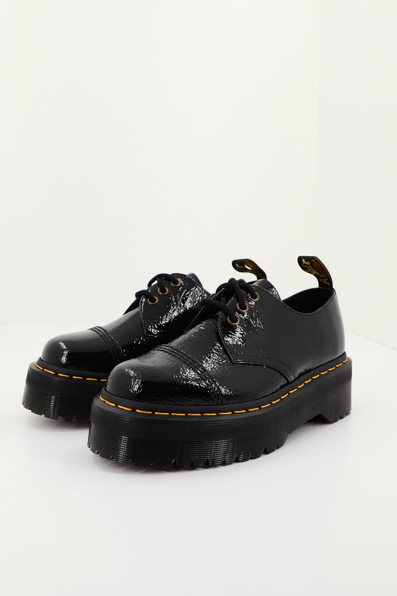 DR. MARTENS  QUAD TC DISTRESSED en color NEGRO (4)