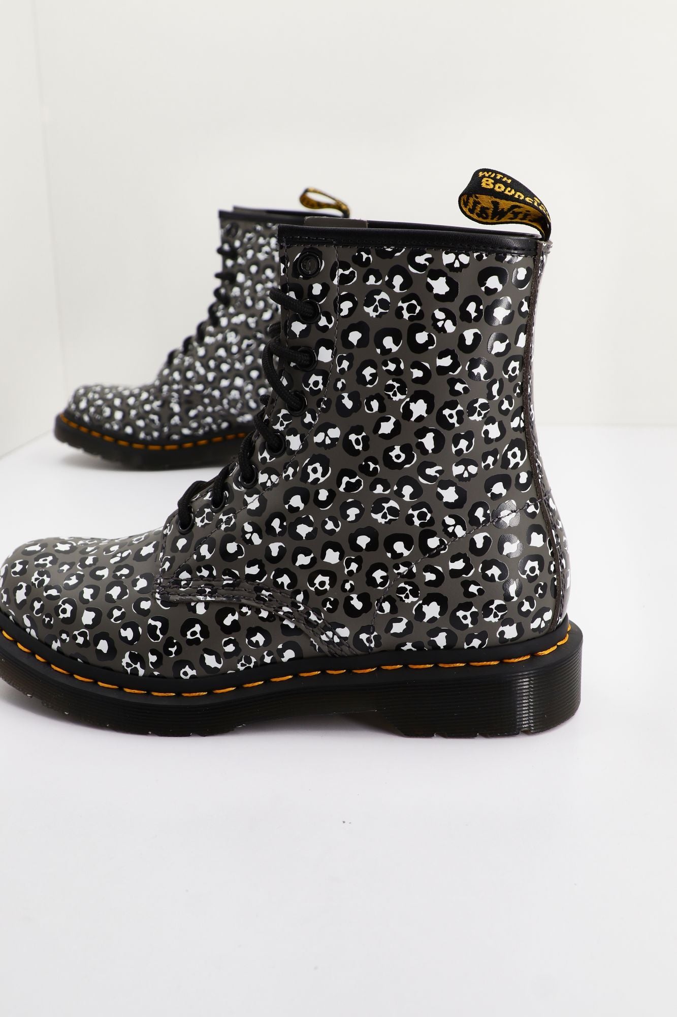 DR. MARTENS GUNMETAL LOUD SMOOT en color ANIMAL PRINT (3)