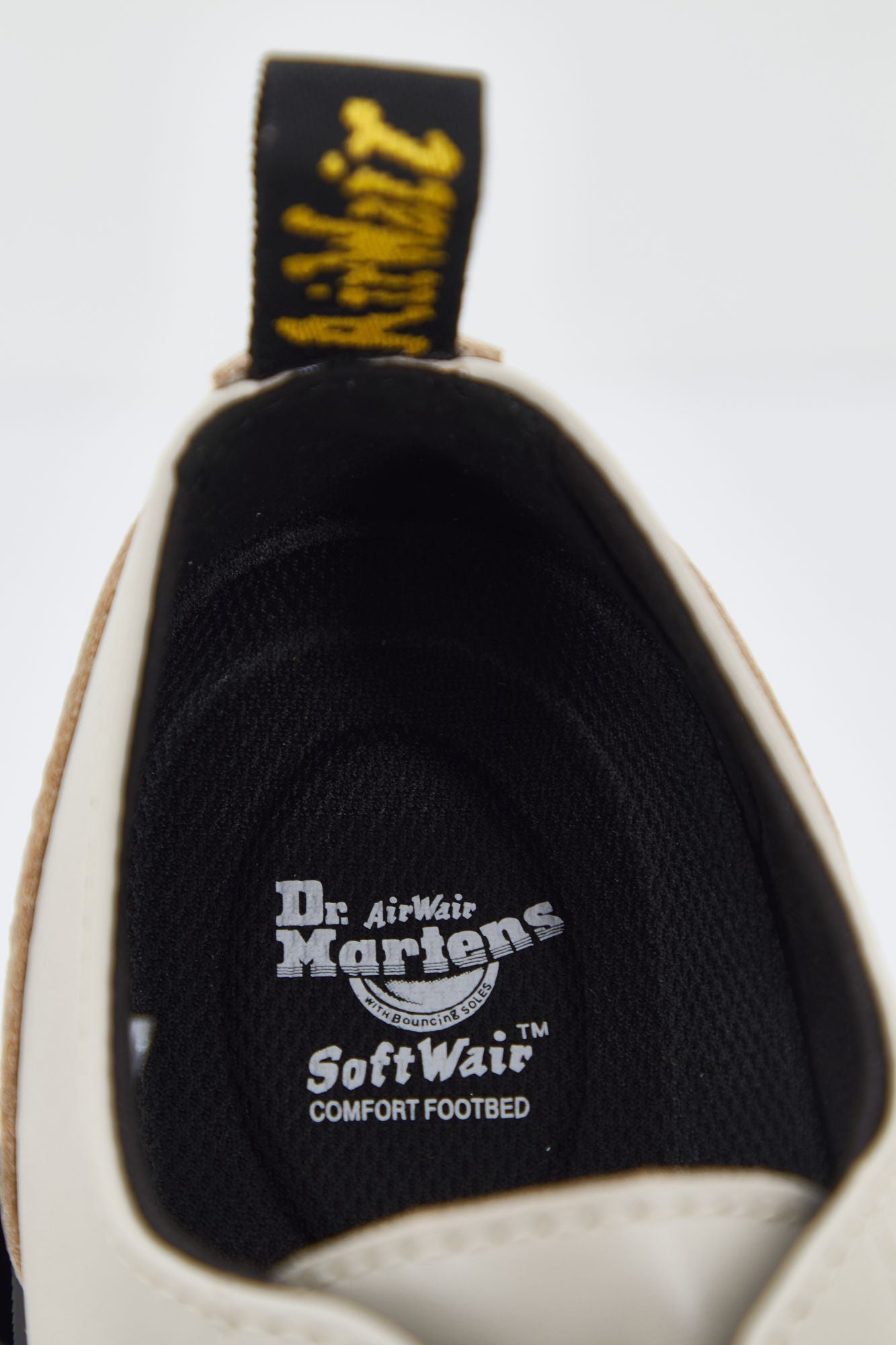 DR. MARTENS AUDRICK 3-EYE SHOE  en color BEIS (4)