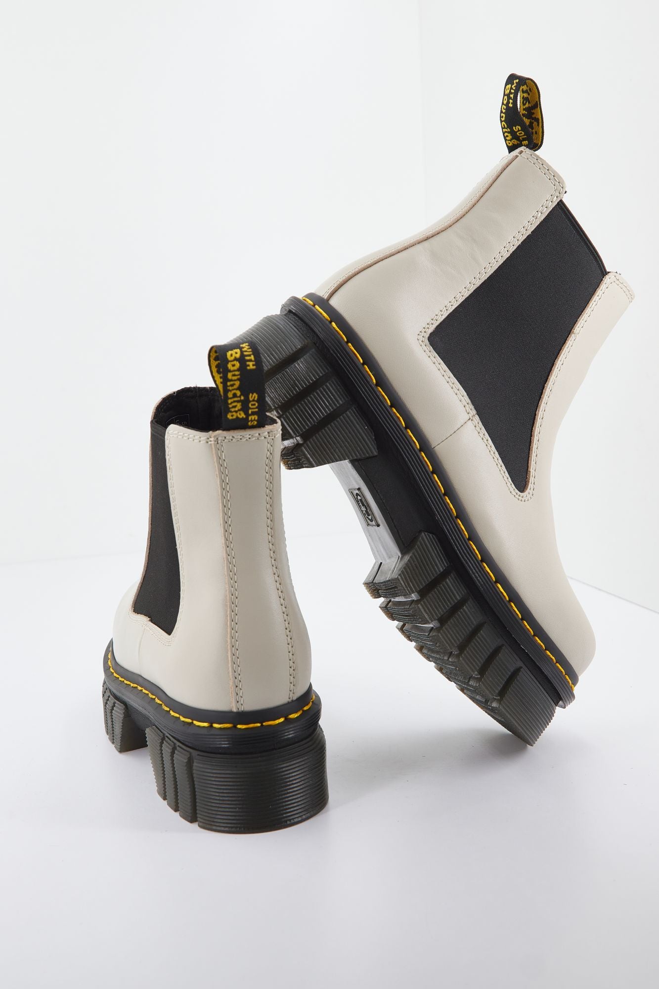 DR. MARTENS AUDRICK CHELSEA LUX en color BEIS (3)