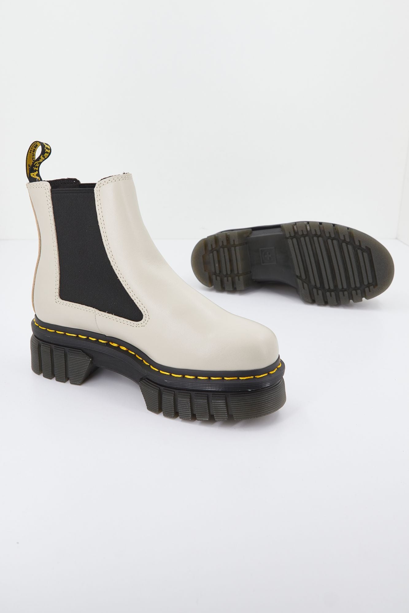 DR. MARTENS AUDRICK CHELSEA LUX en color BEIS (4)