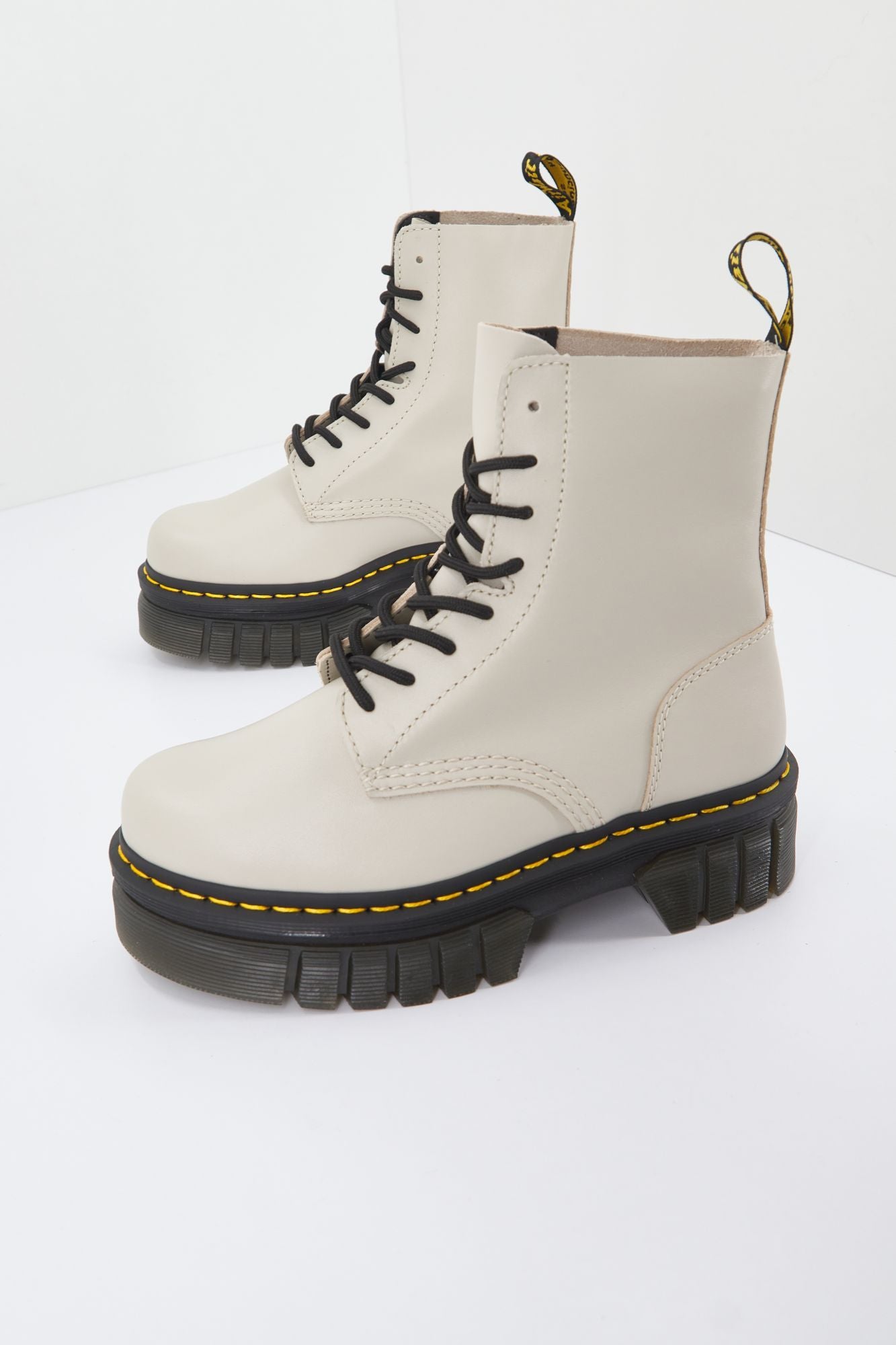 DR. MARTENS  AUDRICK 8-EYE BOOT LUX en color BEIS (1)