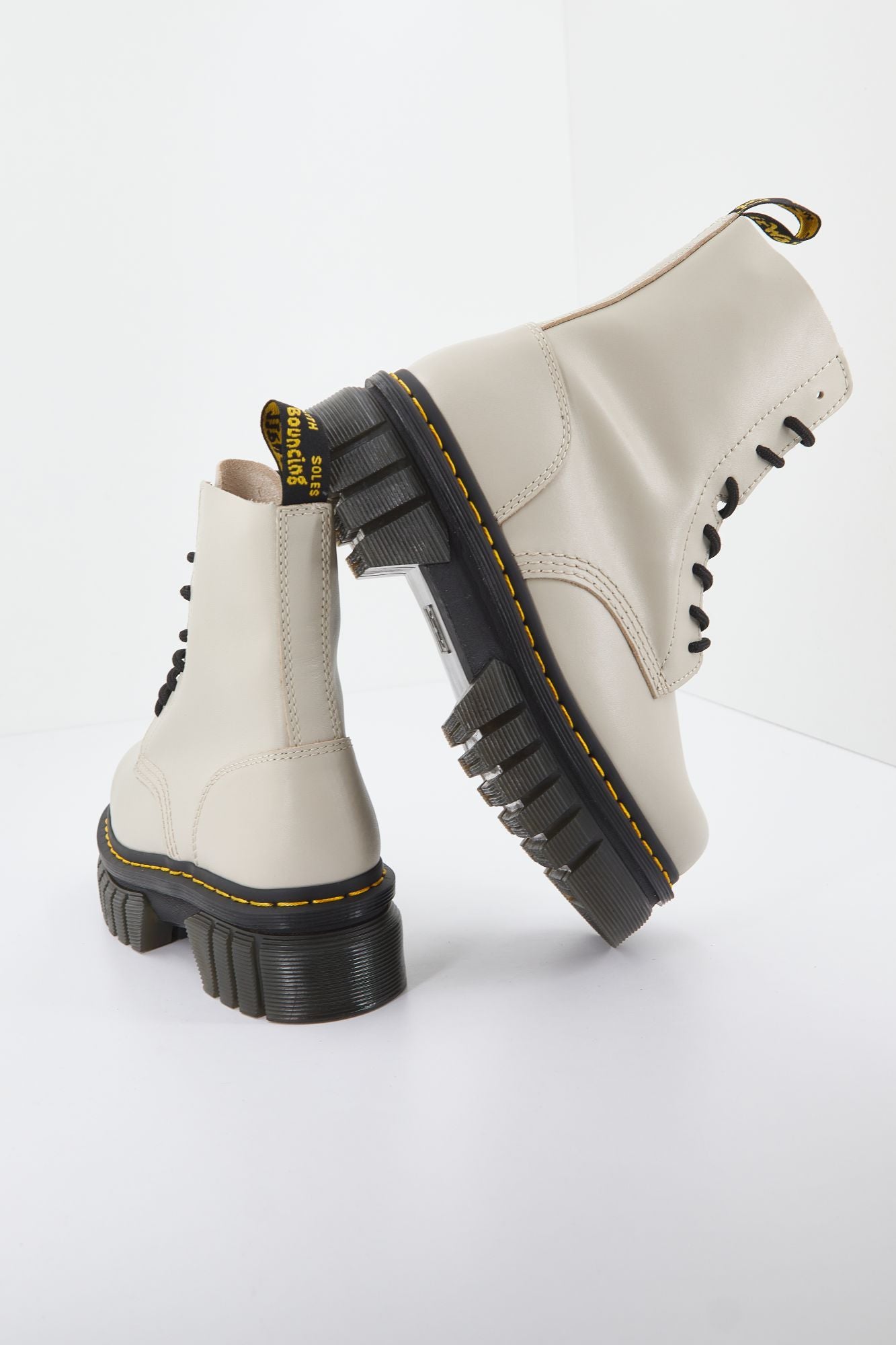 DR. MARTENS  AUDRICK 8-EYE BOOT LUX en color BEIS (2)