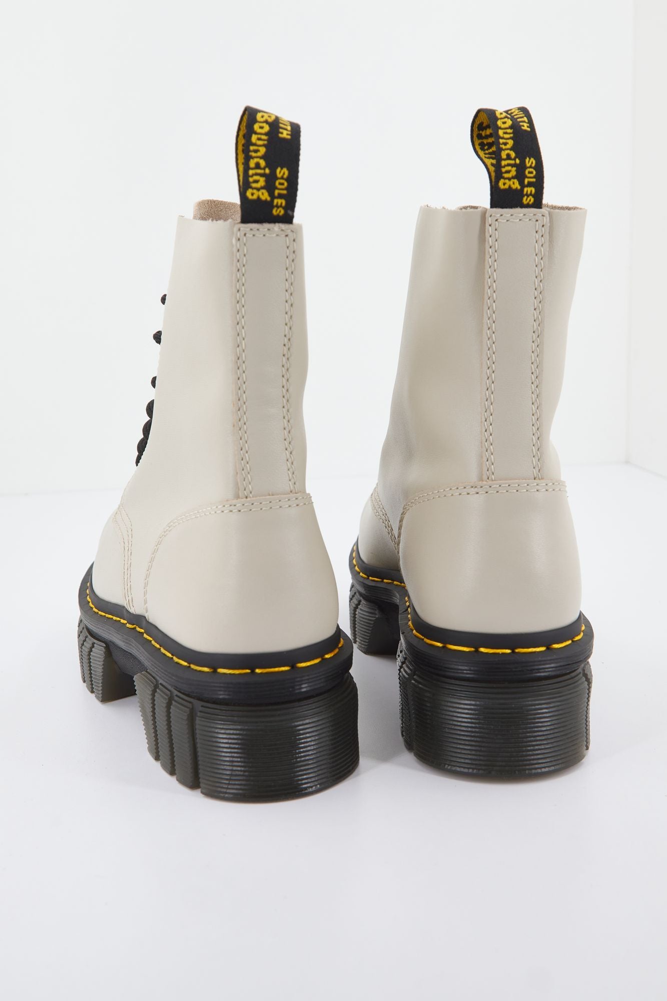 DR. MARTENS  AUDRICK 8-EYE BOOT LUX en color BEIS (3)