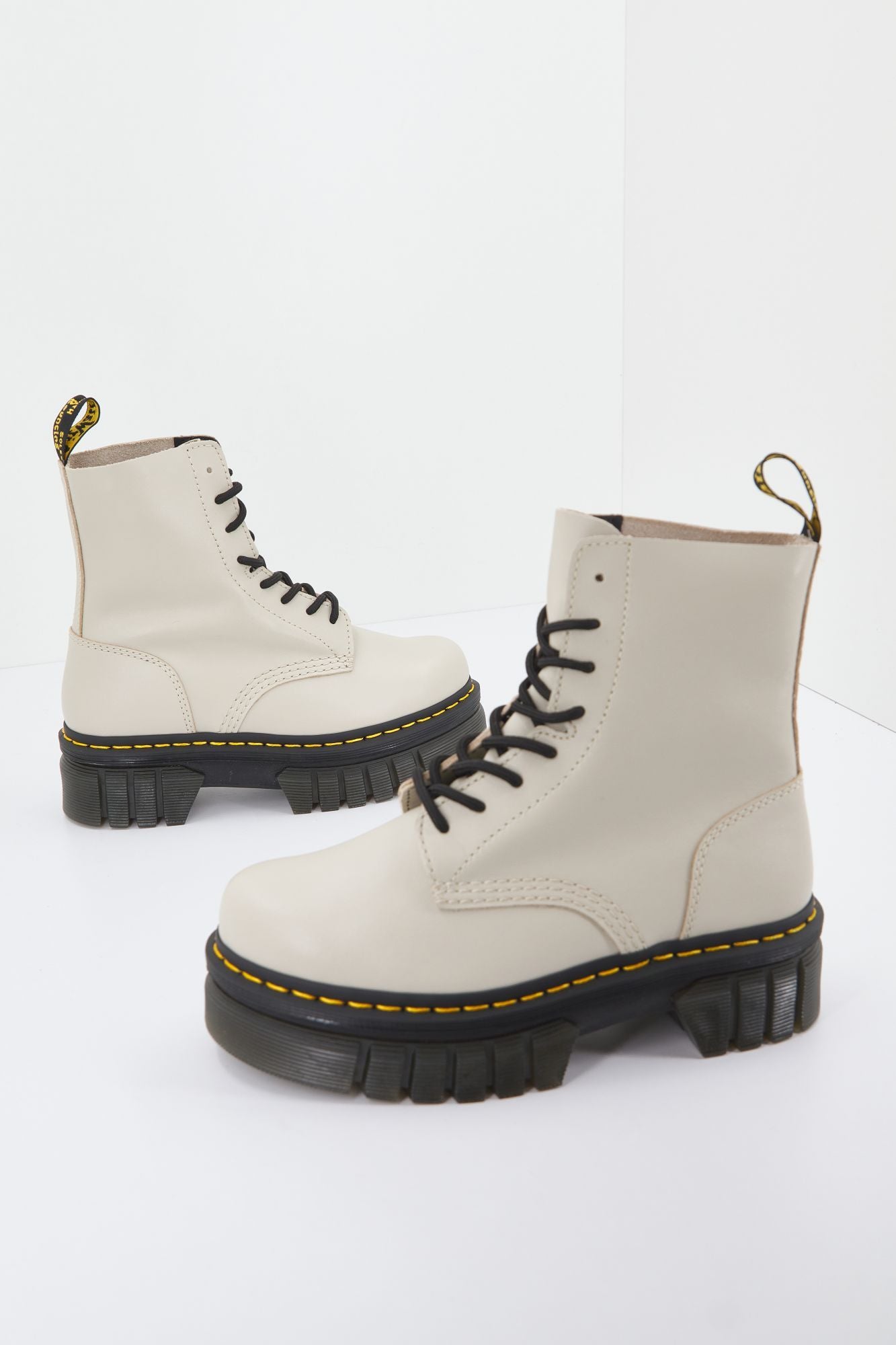 DR. MARTENS  AUDRICK 8-EYE BOOT LUX en color BEIS (4)