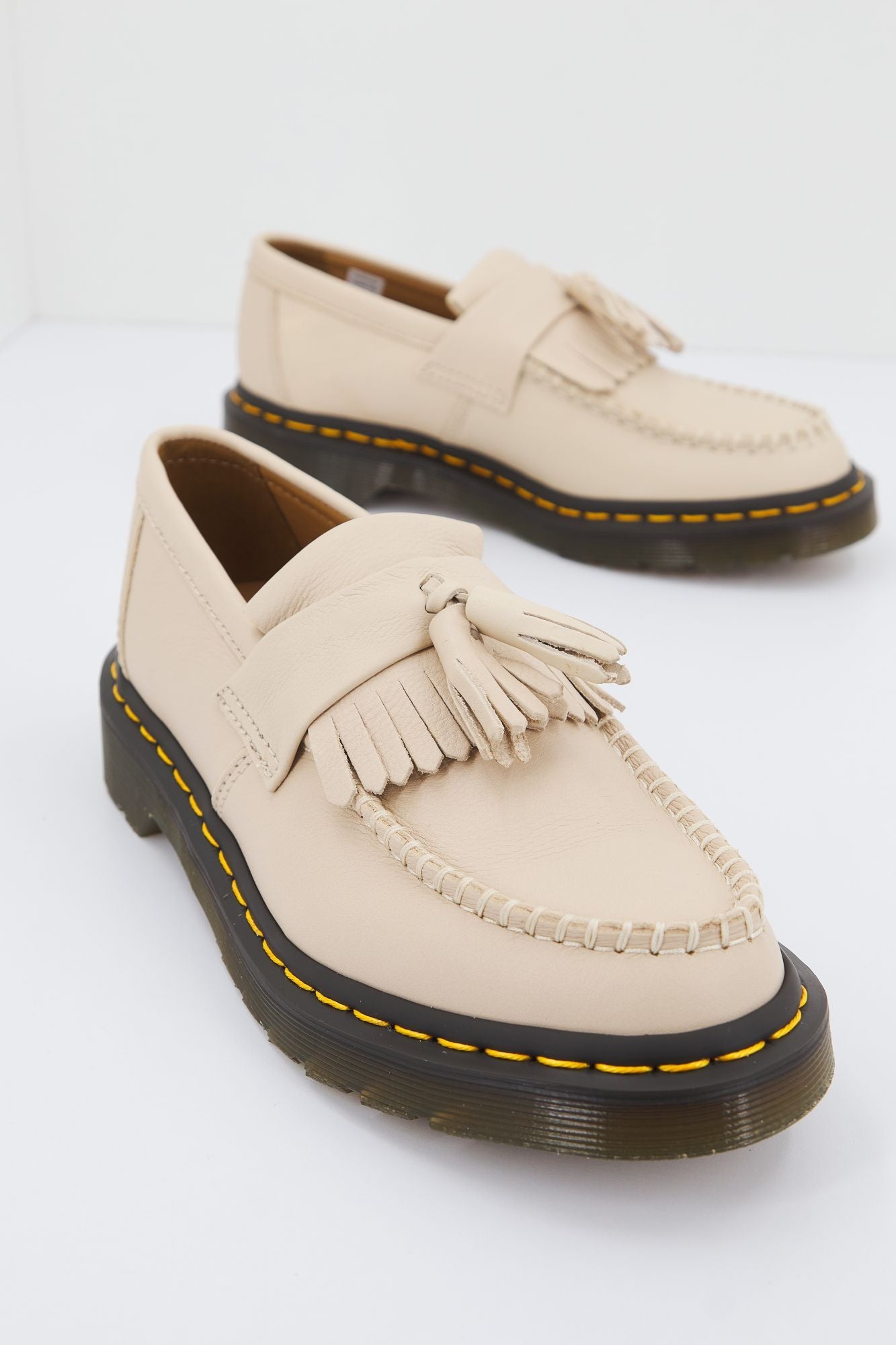 DR. MARTENS ADRIAN PARCHMENT en color BEIS (2)