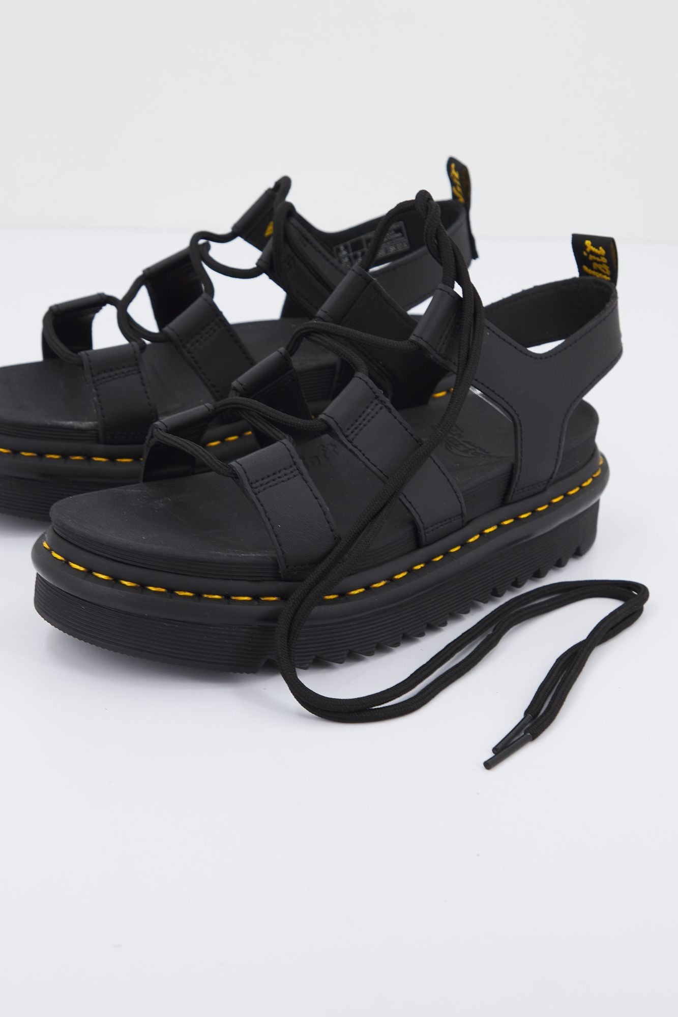 DR. MARTENS NARTILLA HYDRO en color NEGRO (1)