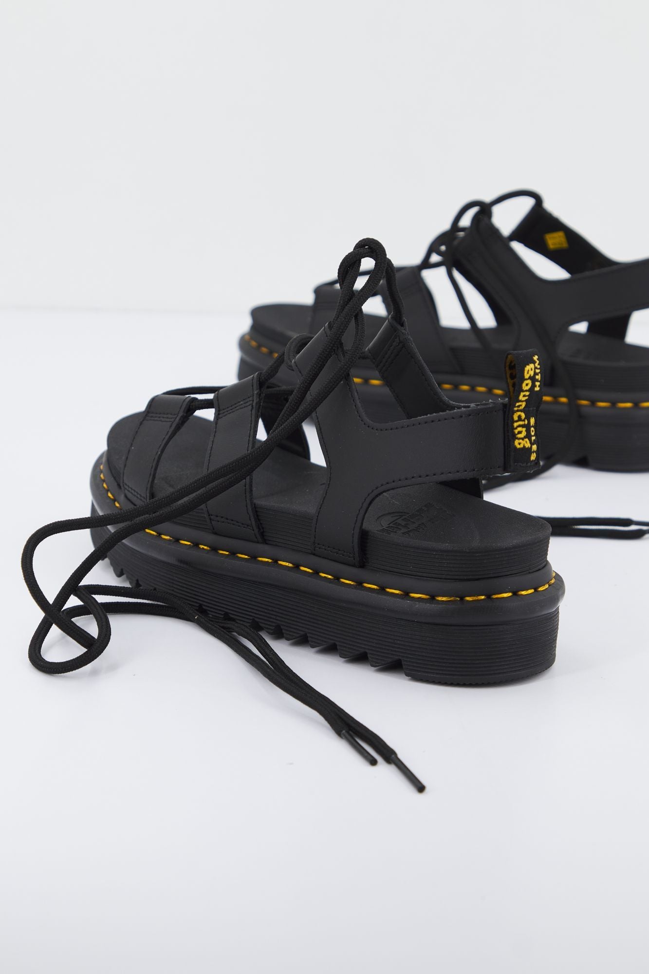DR. MARTENS NARTILLA HYDRO en color NEGRO (2)