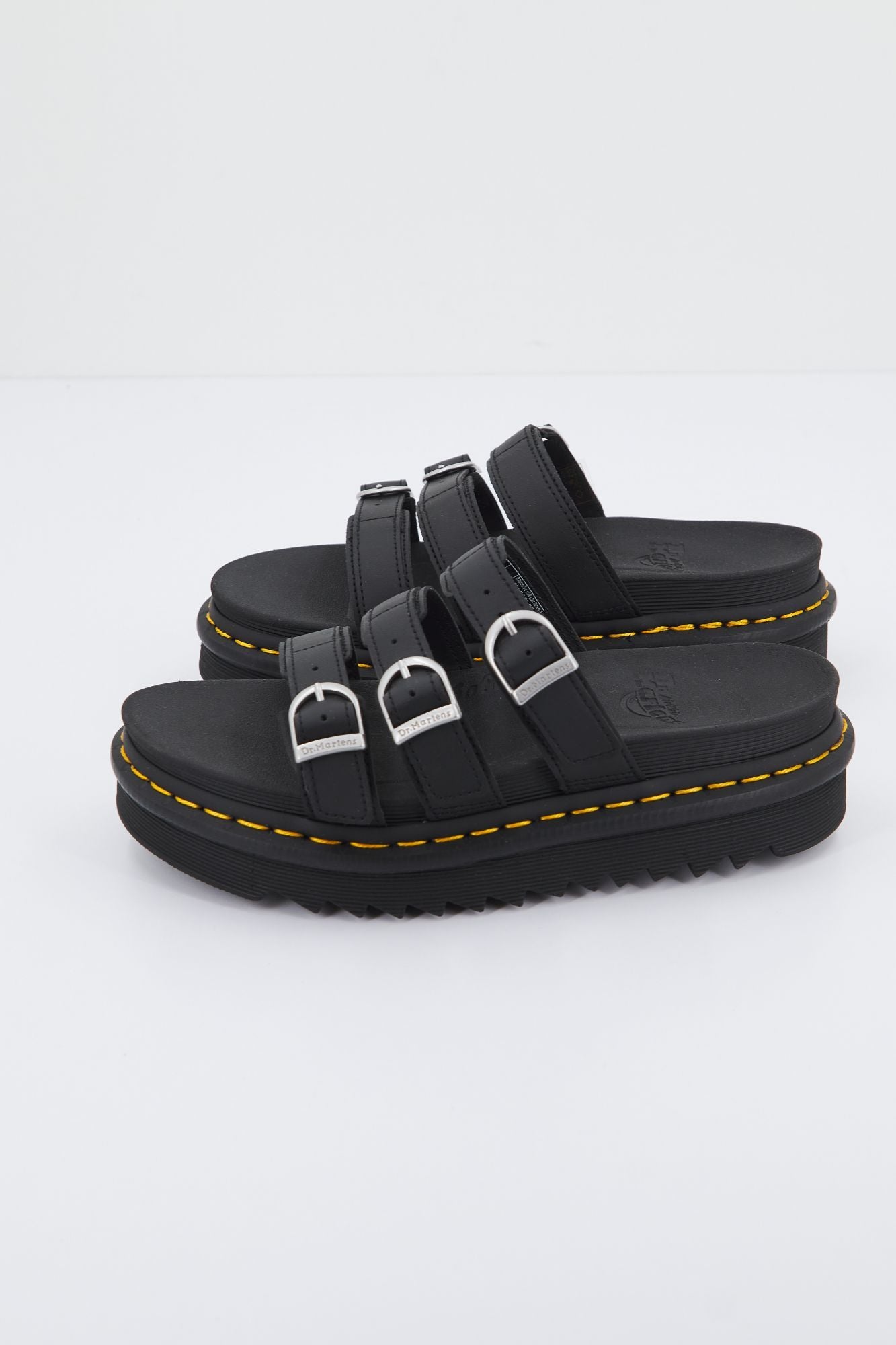 DR. MARTENS  BLAIRE SLIDE HYDRO en color NEGRO (1)