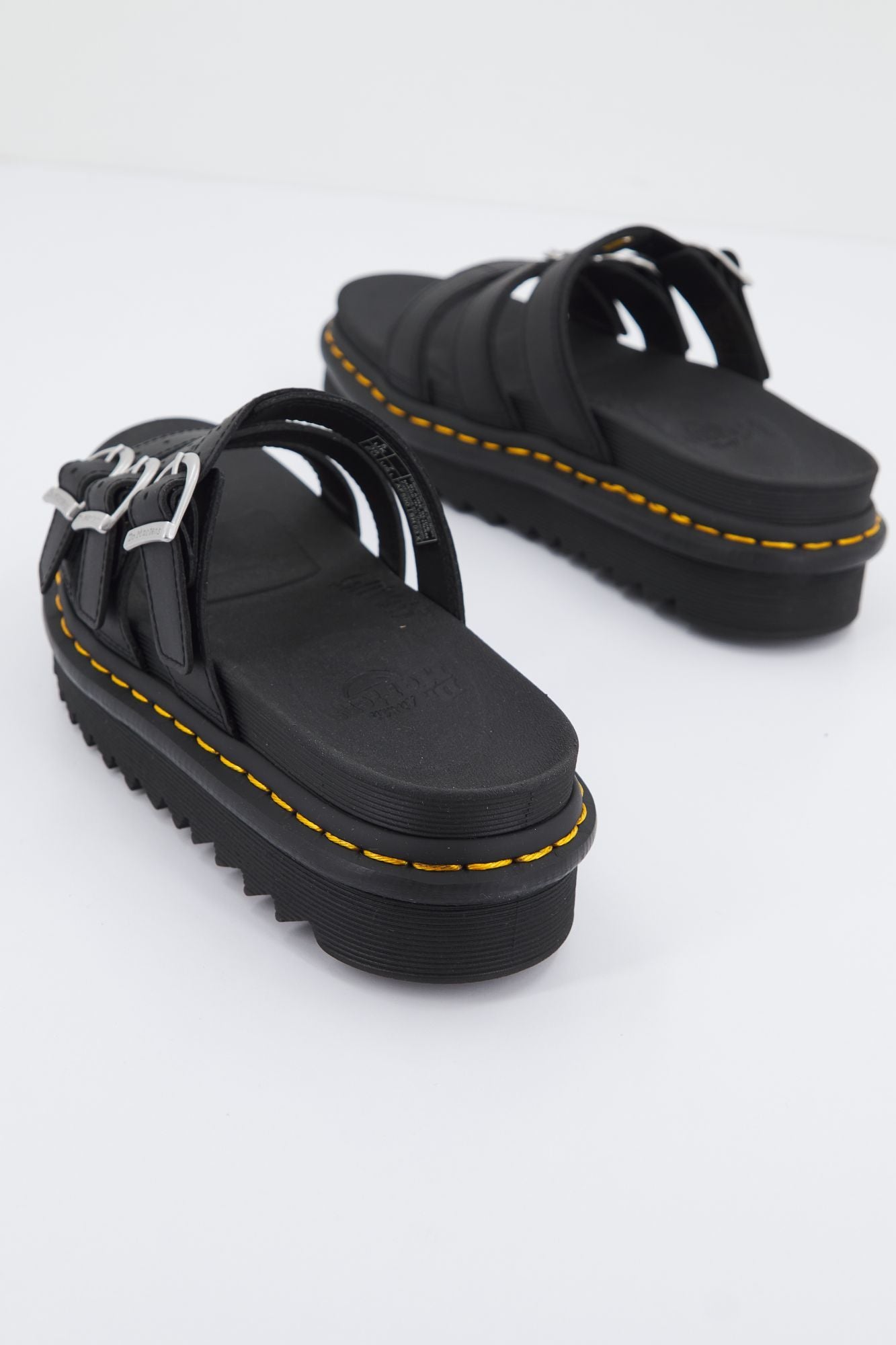 DR. MARTENS  BLAIRE SLIDE HYDRO en color NEGRO (2)