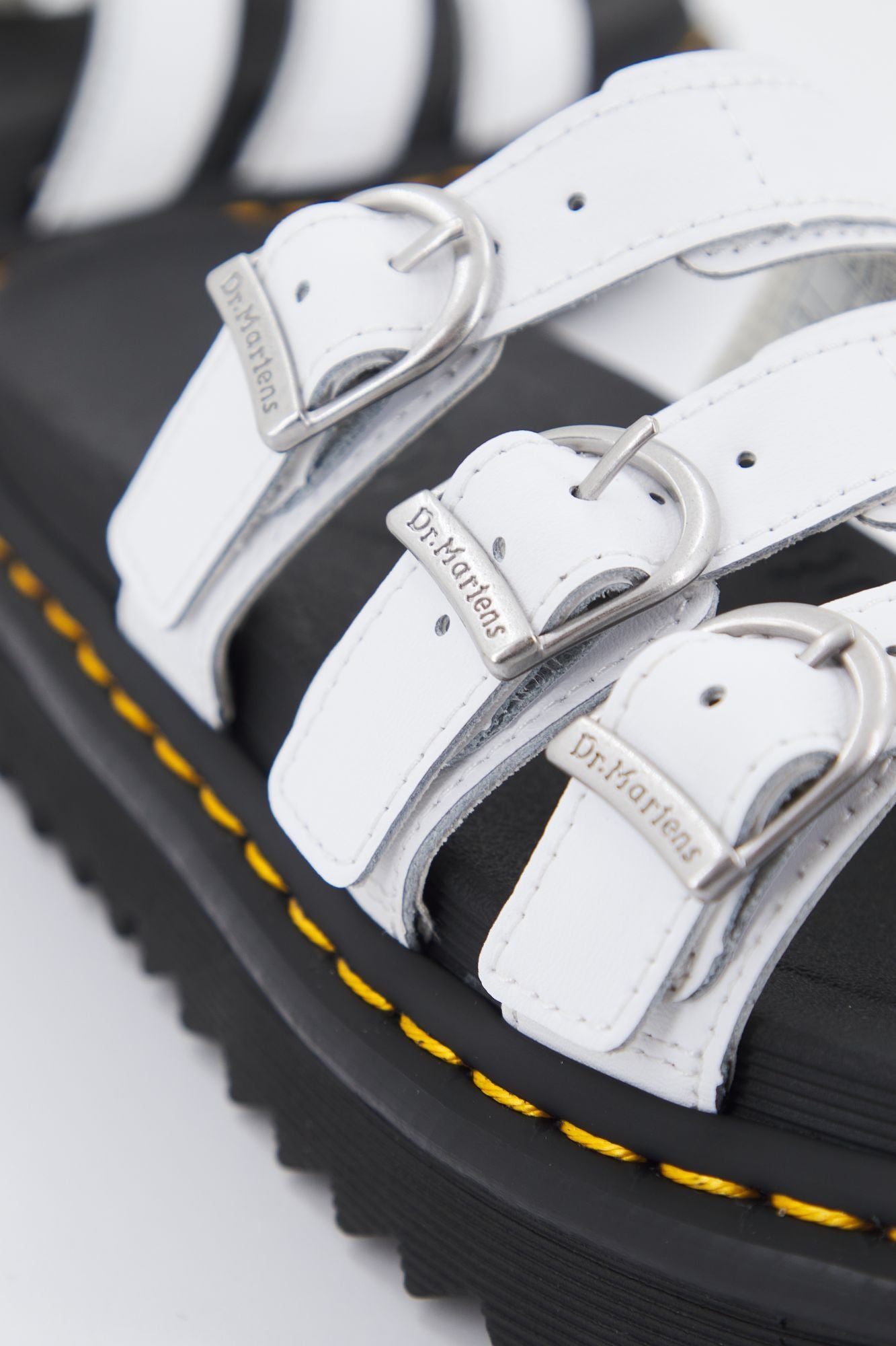 DR. MARTENS BLAIRE SLIDE HYDRO en color BLANCO (4)