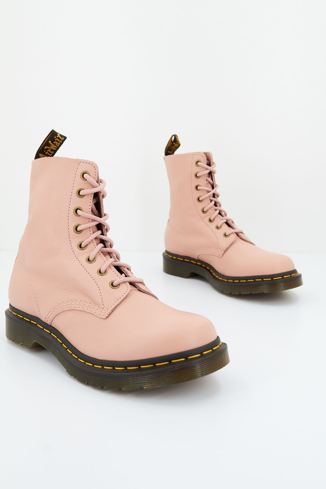 DR. MARTENS PASCAL PEACH VIRGIN en color ROSA (1)