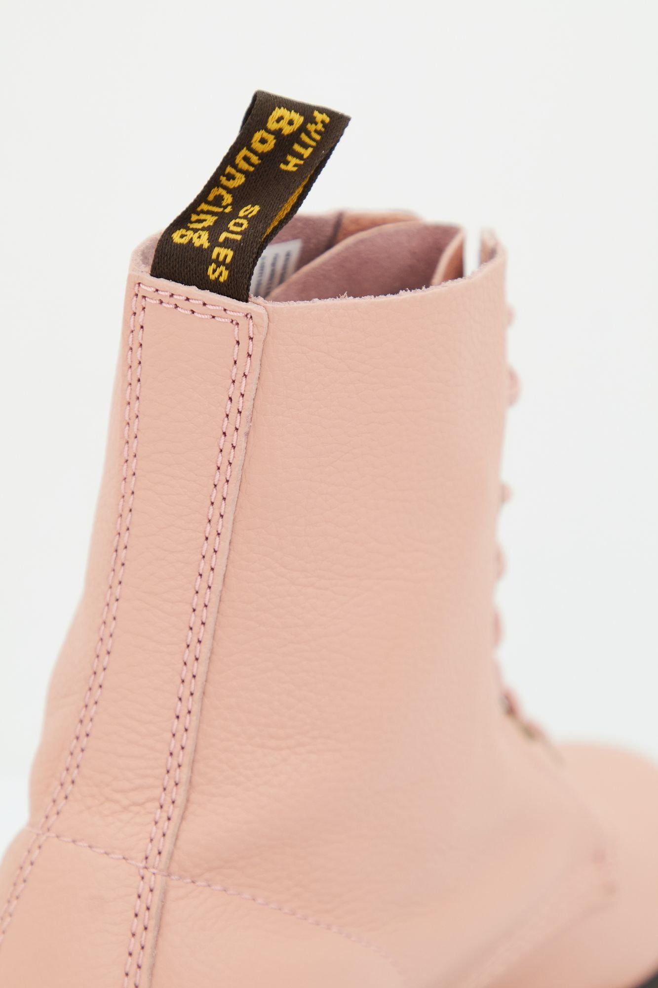 DR. MARTENS PASCAL PEACH VIRGIN en color ROSA (4)