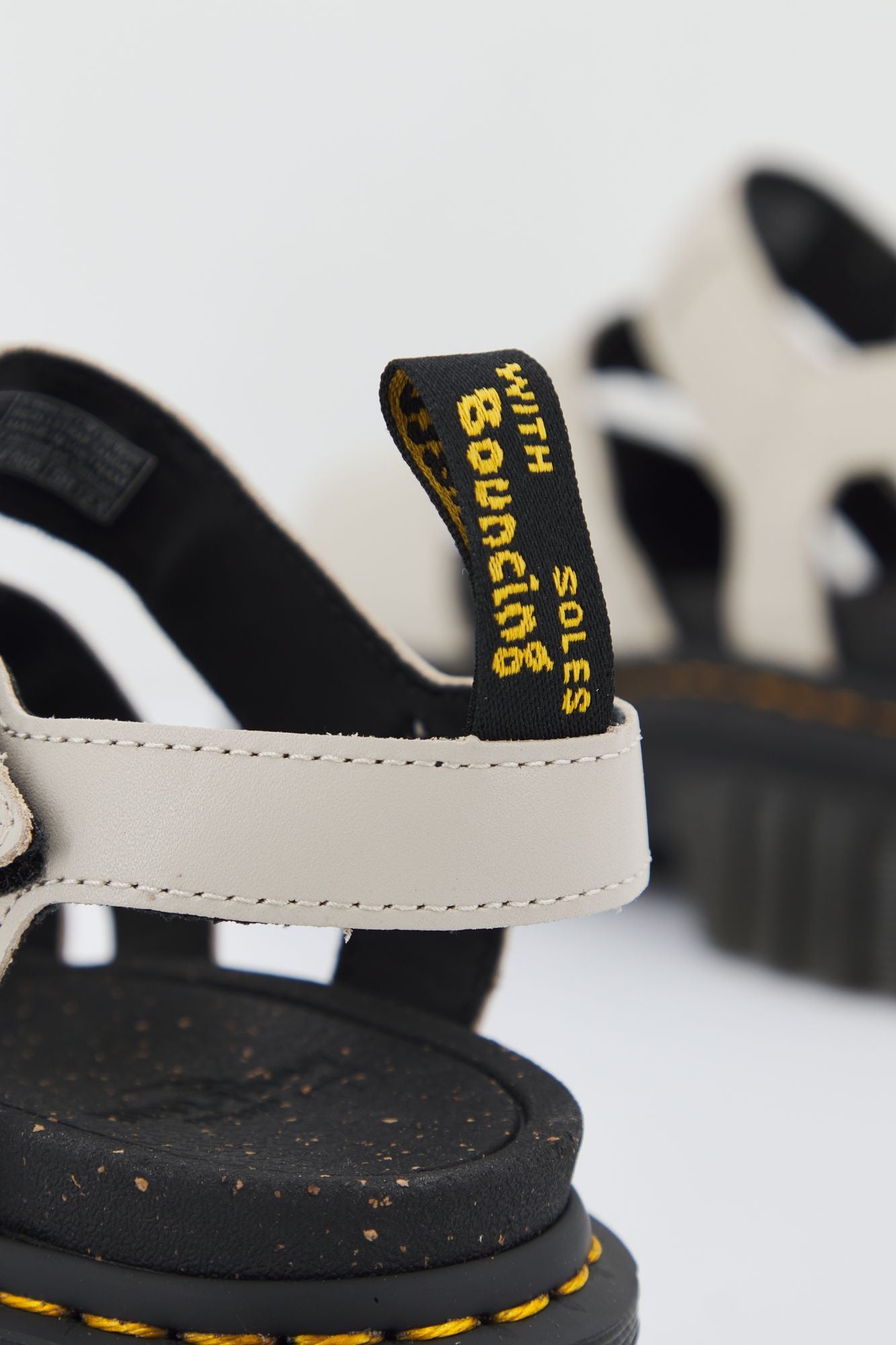 DR. MARTENS RICKI 3 STRAP SANDAL LUX en color BEIS (4)