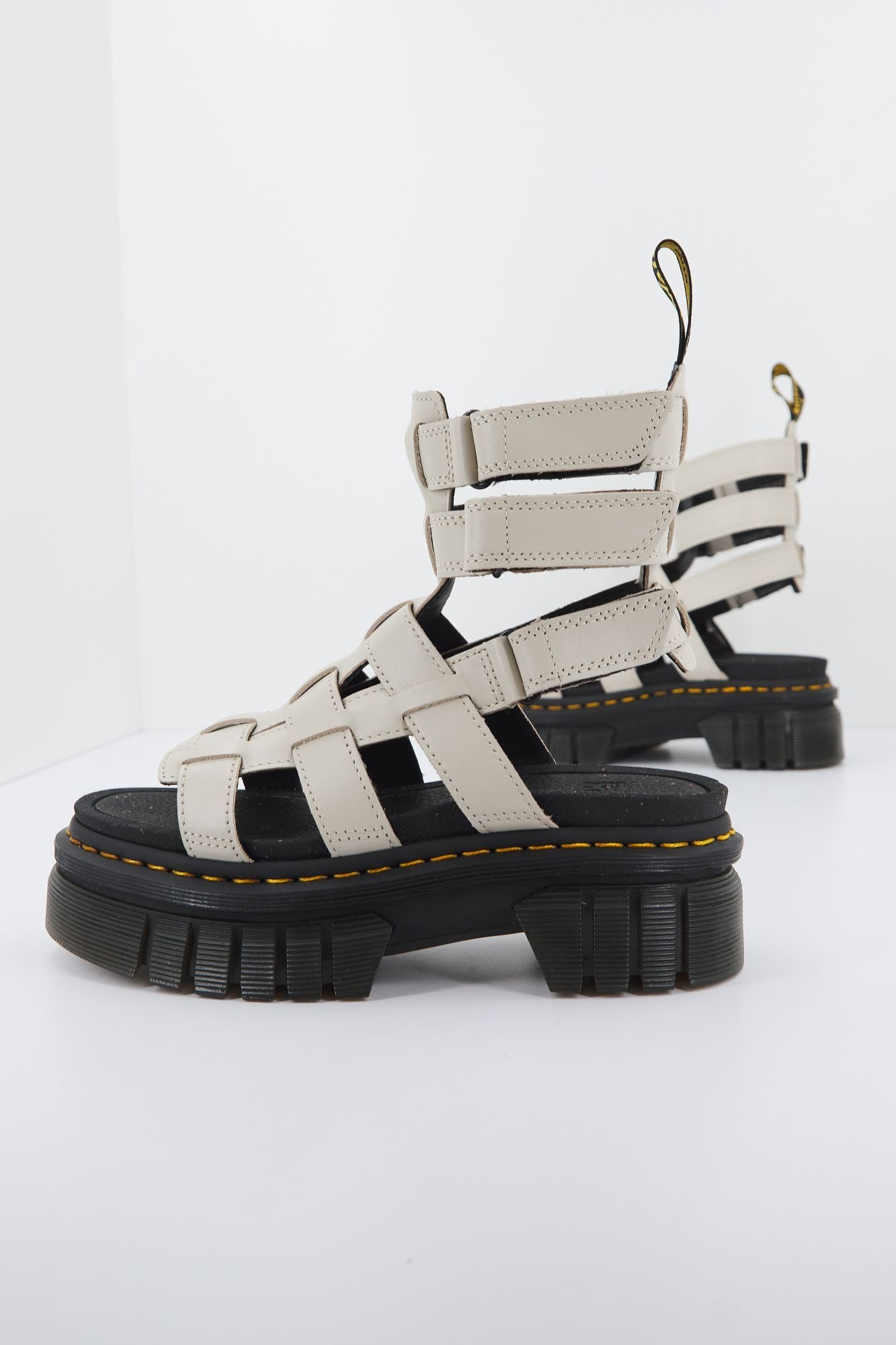DR. MARTENS  RICKI GLADIATOR LUX en color BEIS (1)