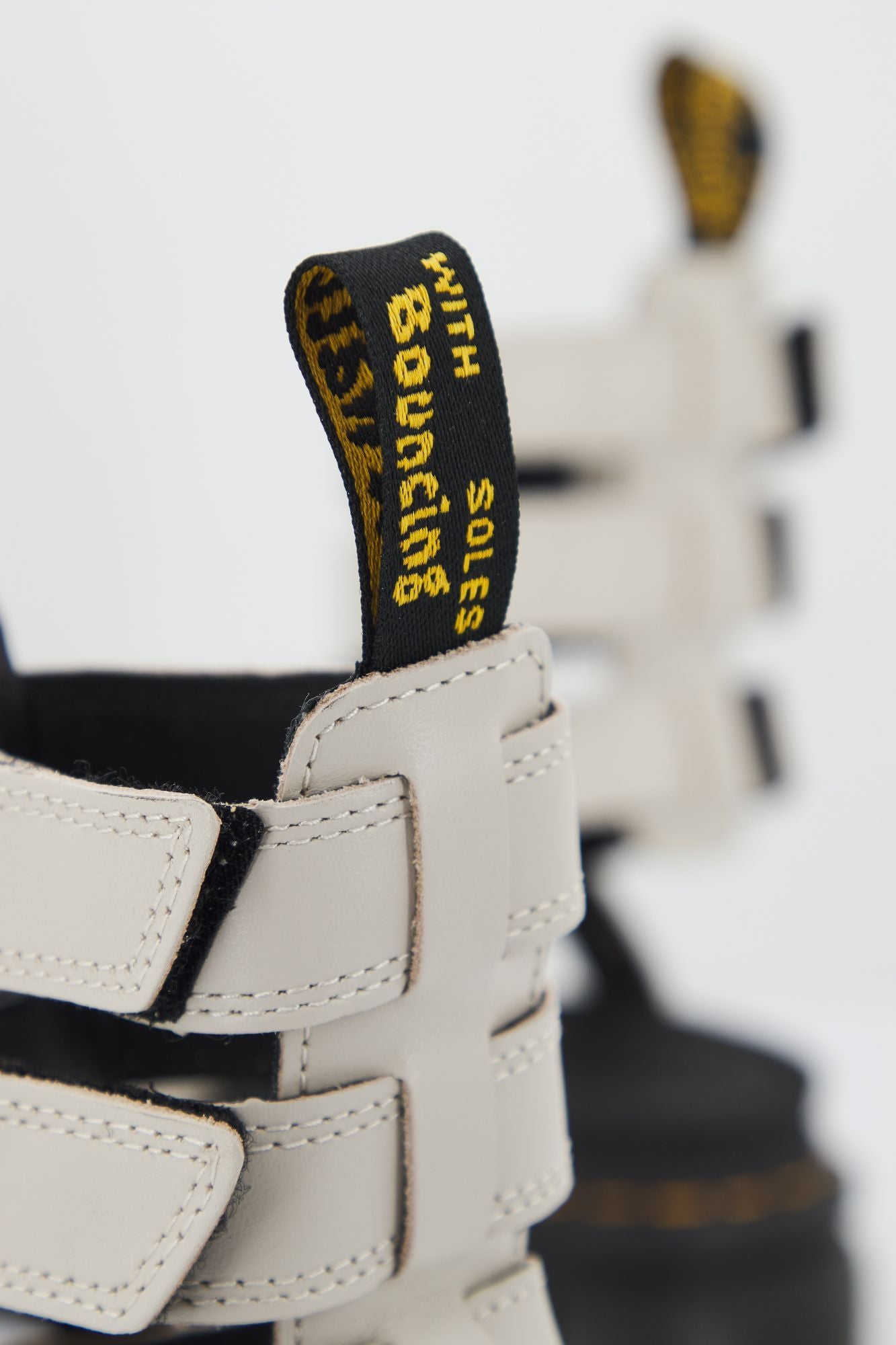 DR. MARTENS  RICKI GLADIATOR LUX en color BEIS (3)