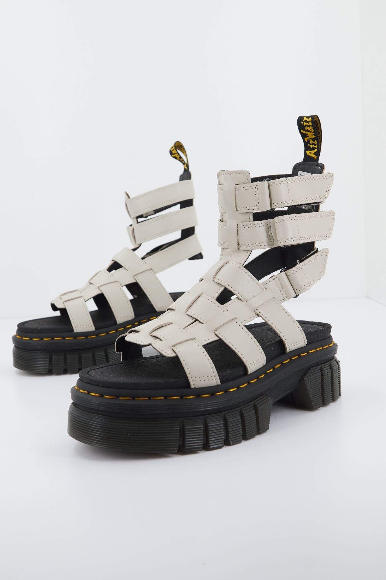 DR. MARTENS  RICKI GLADIATOR LUX en color BEIS (4)