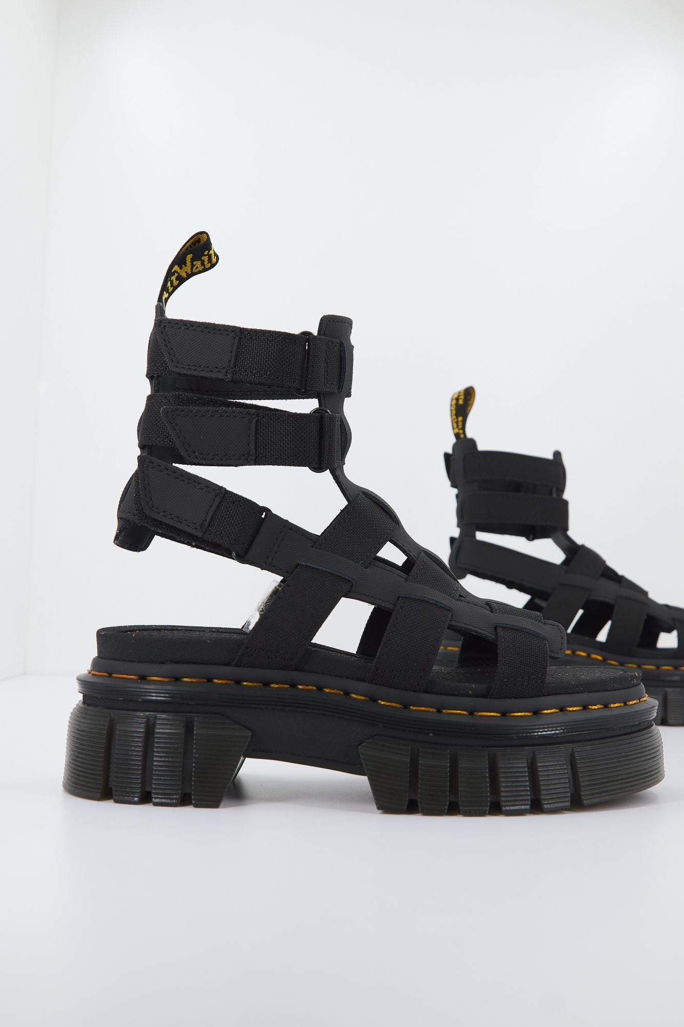 DR. MARTENS RICKI GLADIATOR TOUGH 50 en color NEGRO (3)