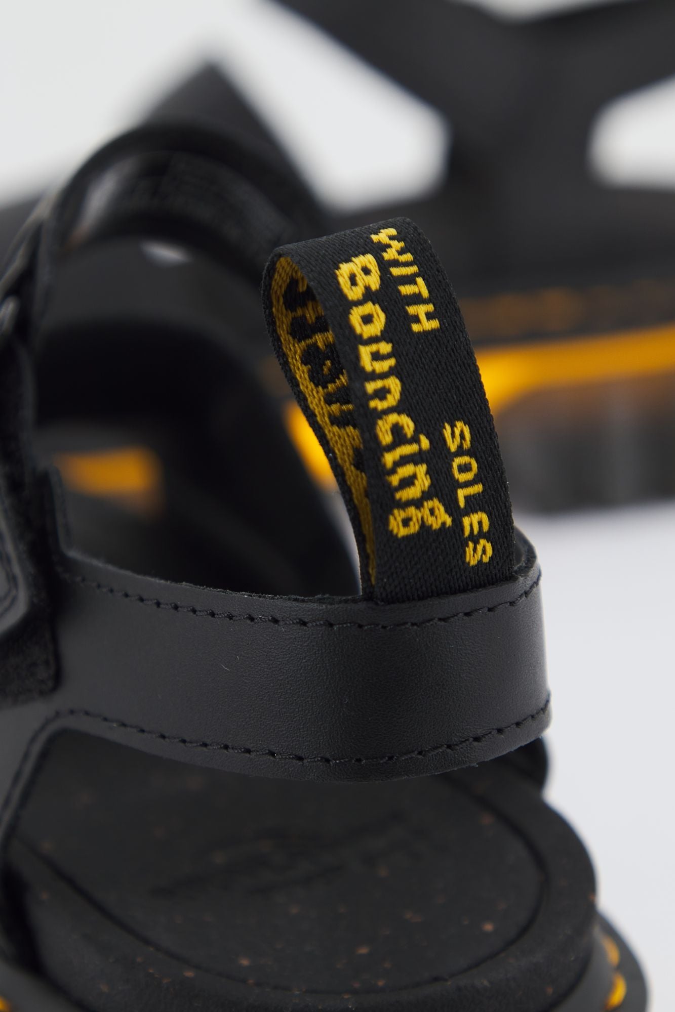 DR. MARTENS  RICKI 3 STRAP SANDAL en color NEGRO (4)