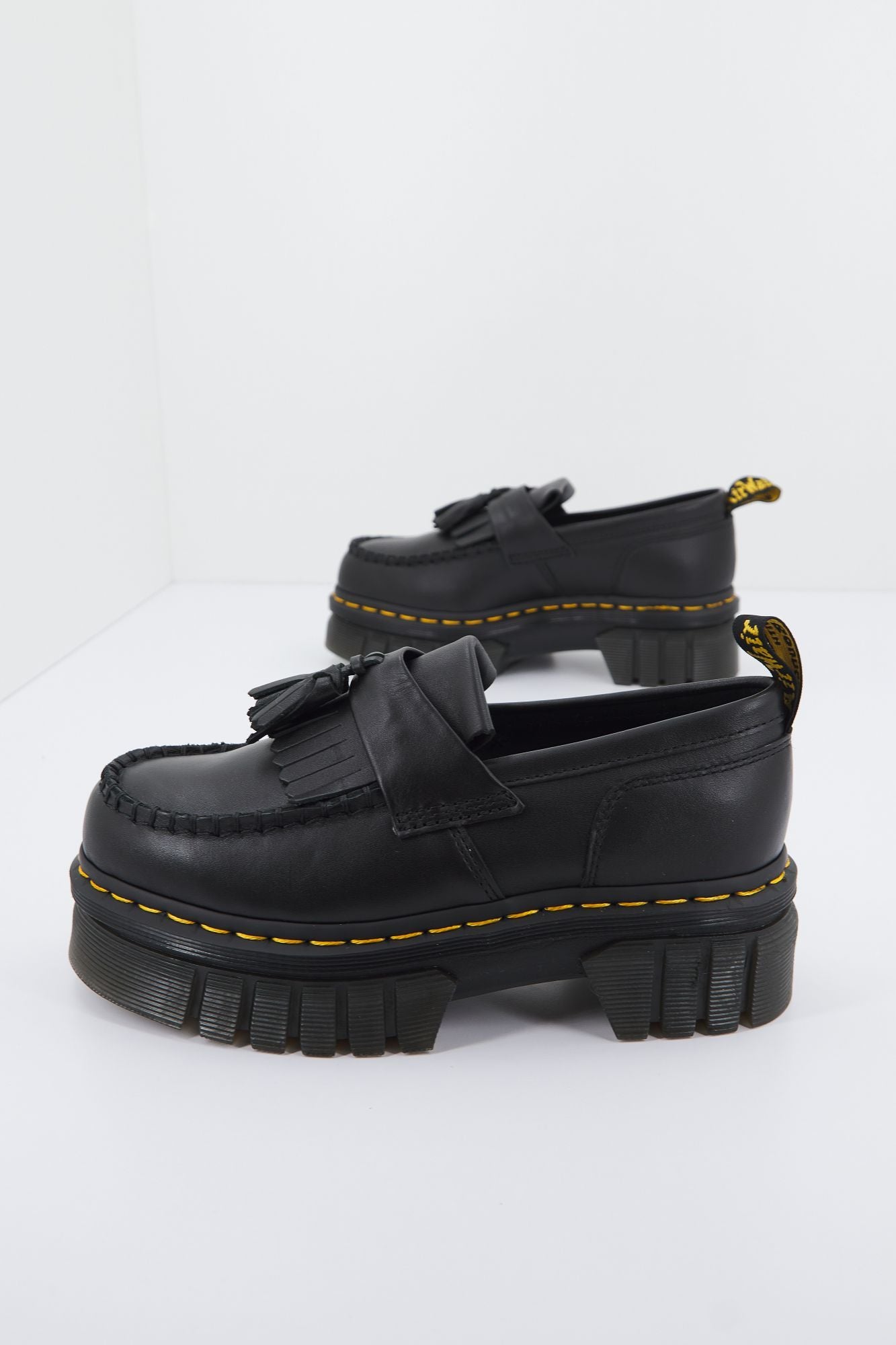 DR. MARTENS  AUDRICK LOAFER LUX en color NEGRO (2)