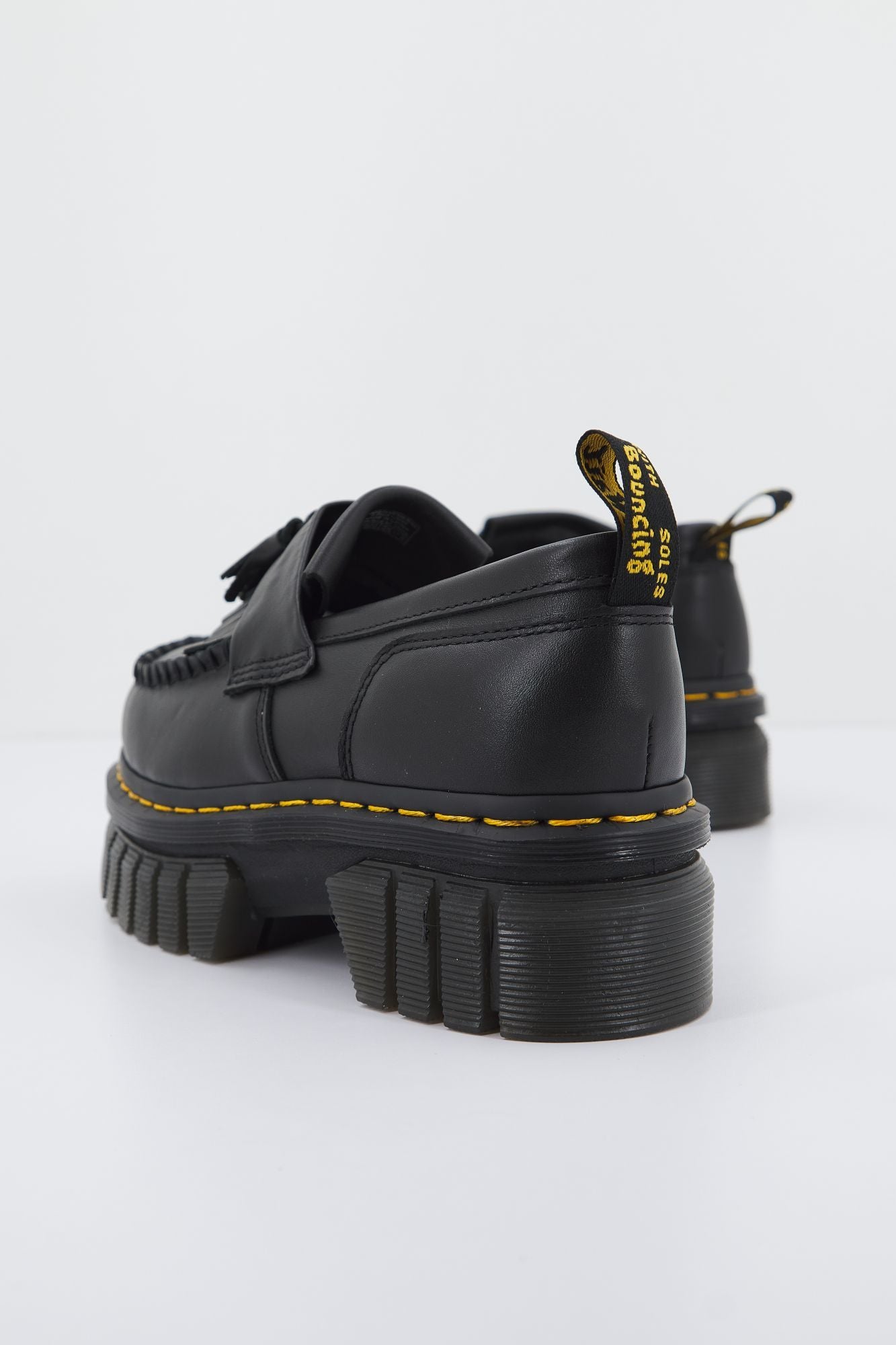 DR. MARTENS  AUDRICK LOAFER LUX en color NEGRO (3)