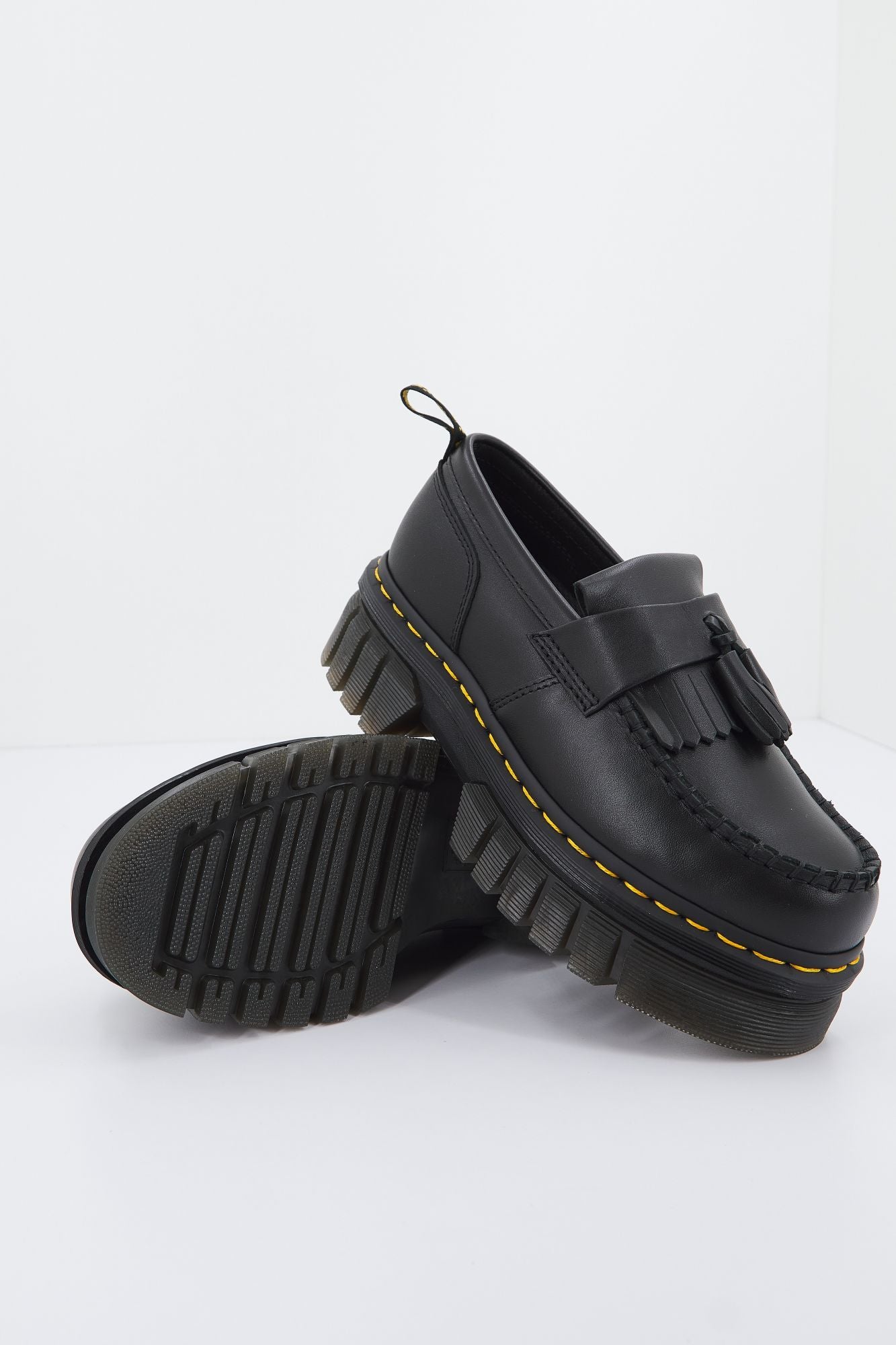 DR. MARTENS  AUDRICK LOAFER LUX en color NEGRO (4)