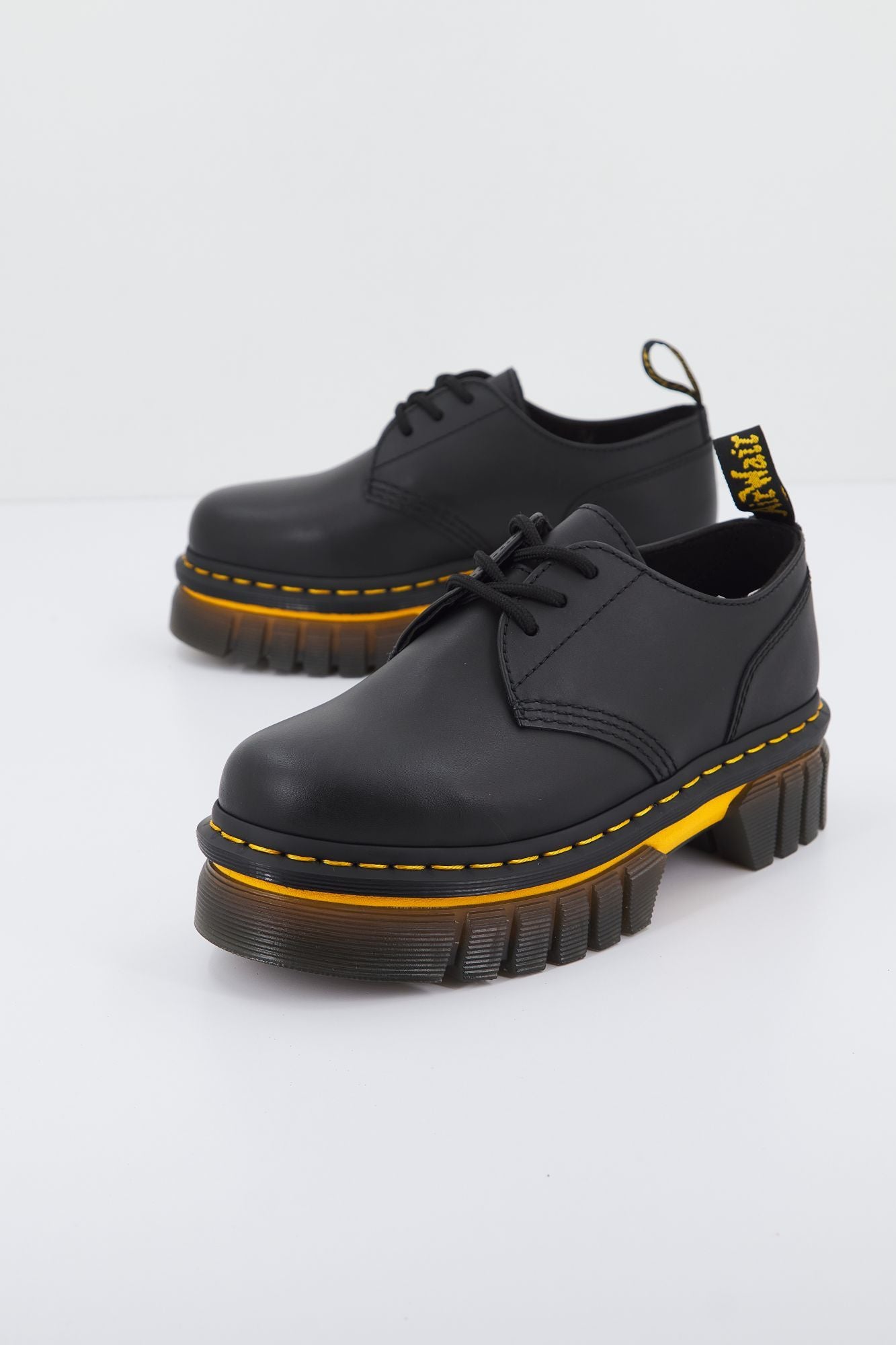 DR. MARTENS AUDRICK 3I SHOE POLISHED en color NEGRO (2)