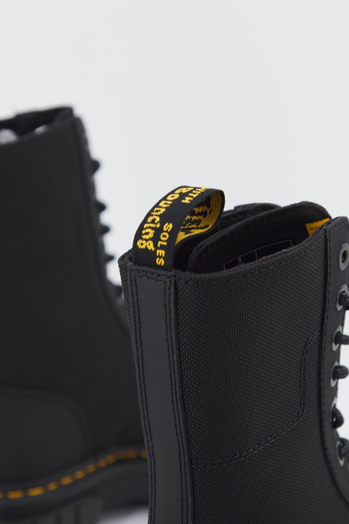 DR. MARTENS AUDRICK 10I en color NEGRO (4)