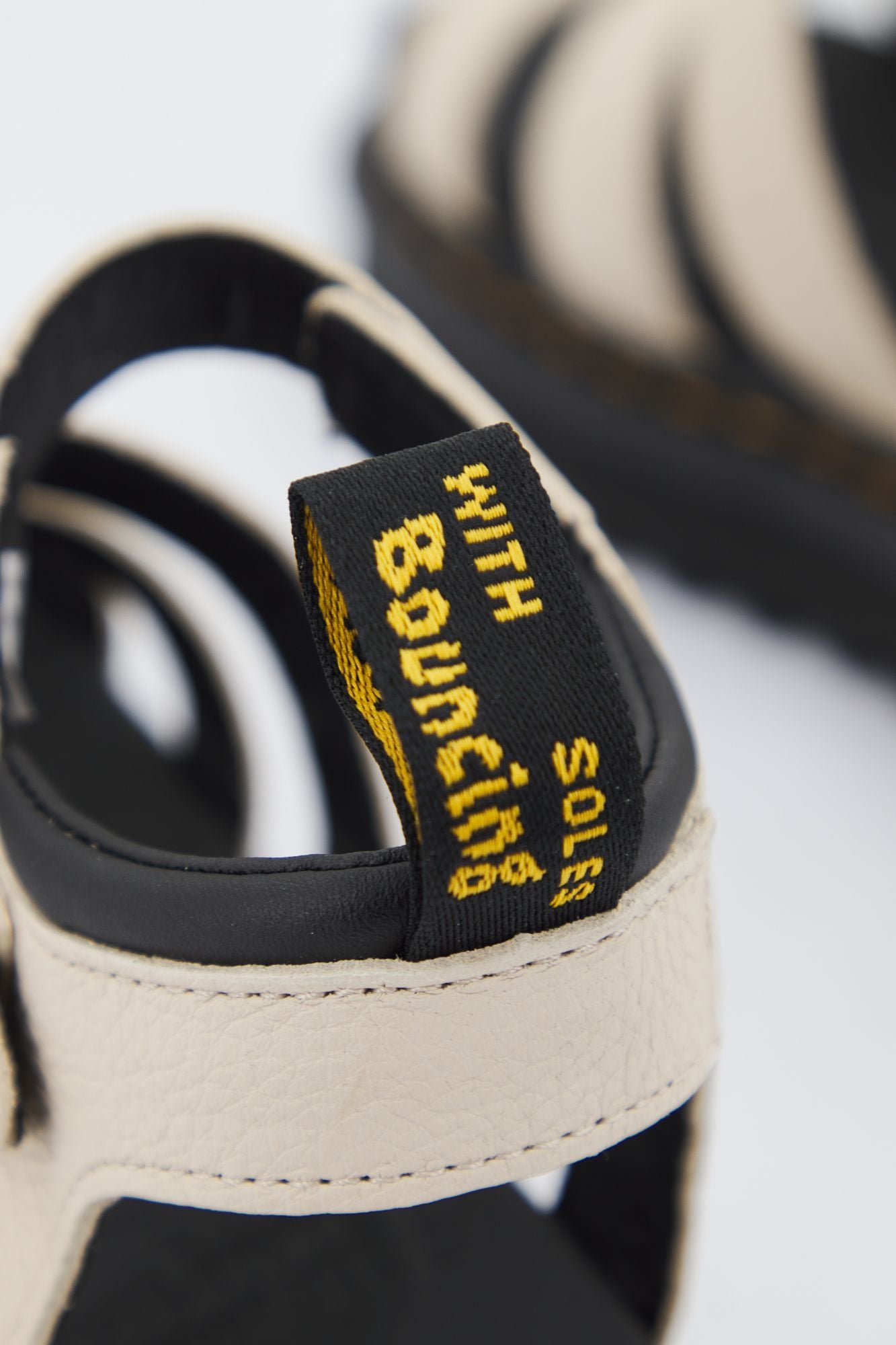 DR. MARTENS BLAIRE PARCHMENT PISA en color BEIS (4)