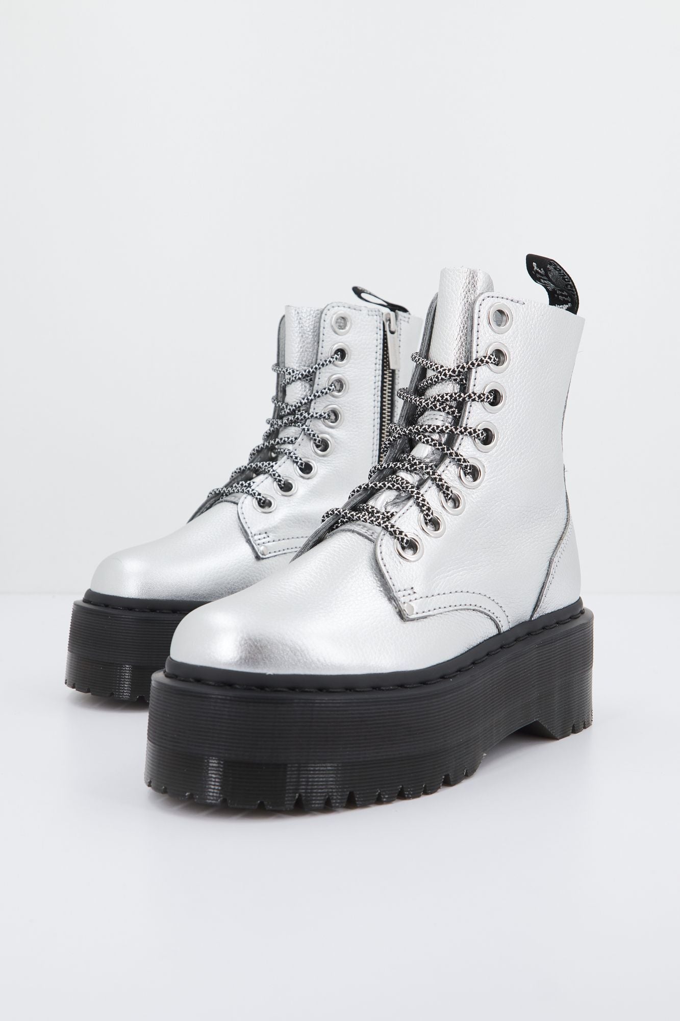 DR. MARTENS JADON MAX TUMBLE en color PLATA (1)
