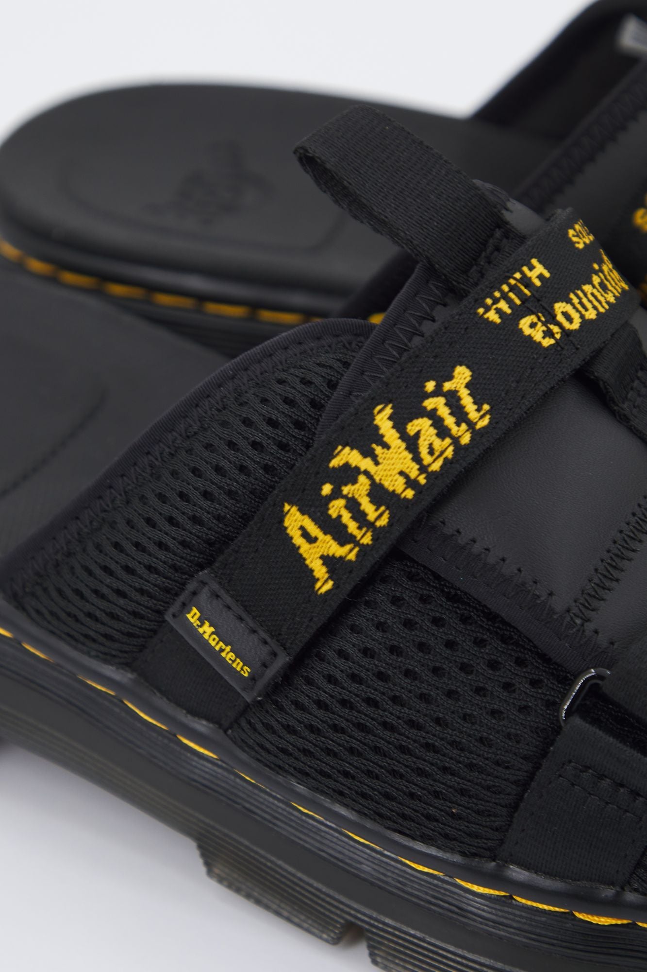 DR. MARTENS AYCE COATED LEATHER en color NEGRO (4)