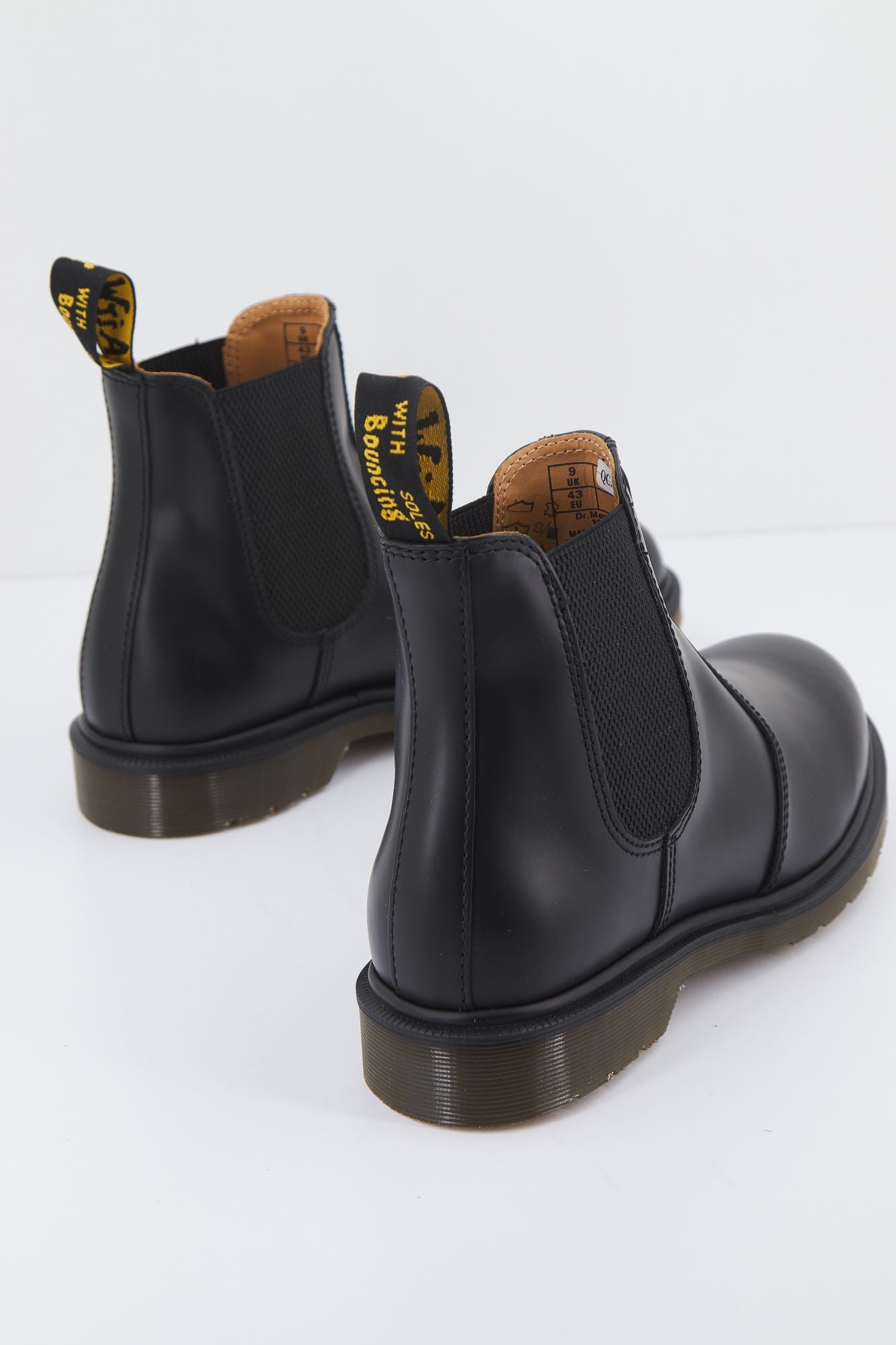 DR. MARTENS 11853001DM  en color NEGRO (3)