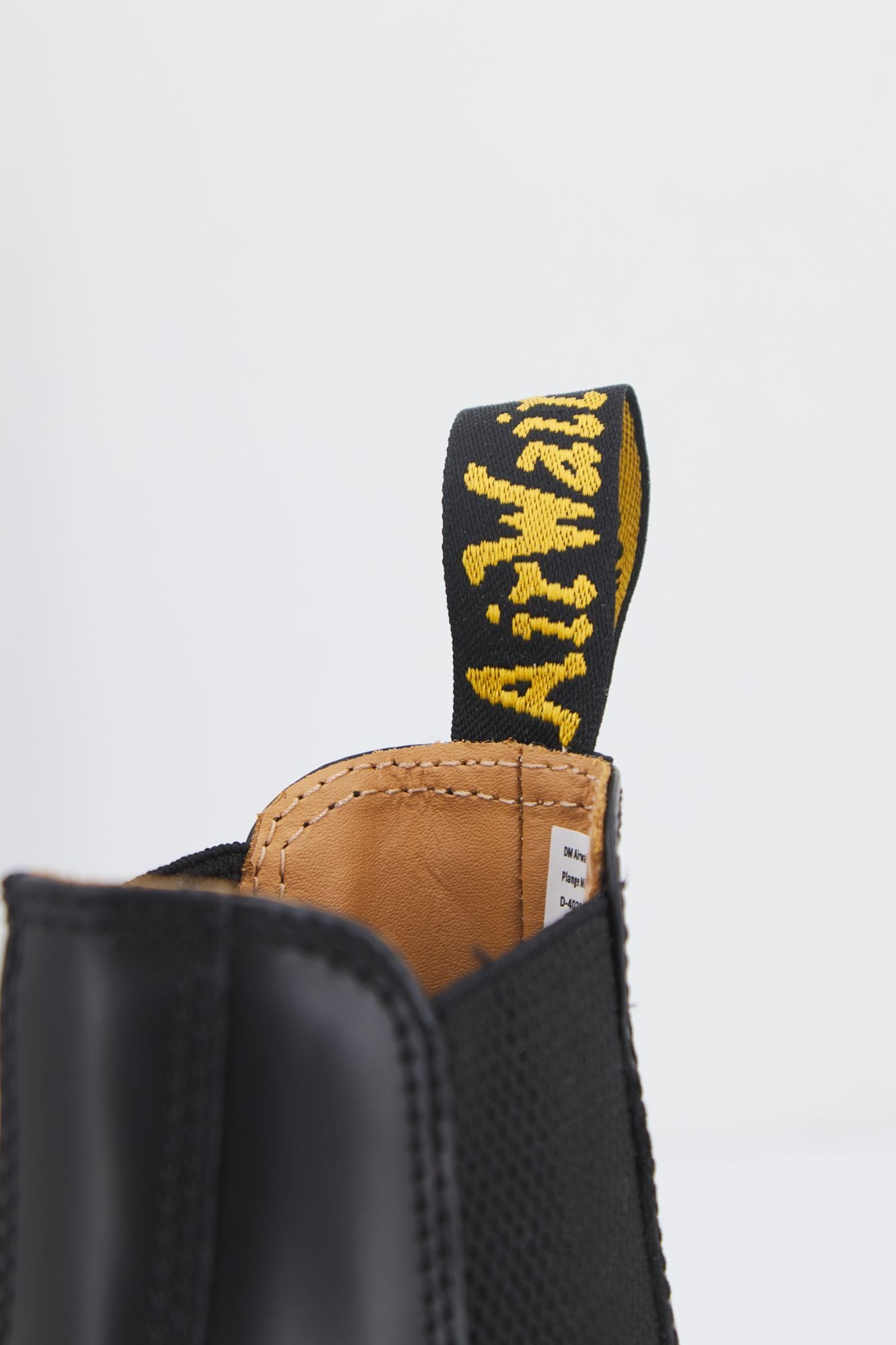 DR. MARTENS 11853001DM  en color NEGRO (4)