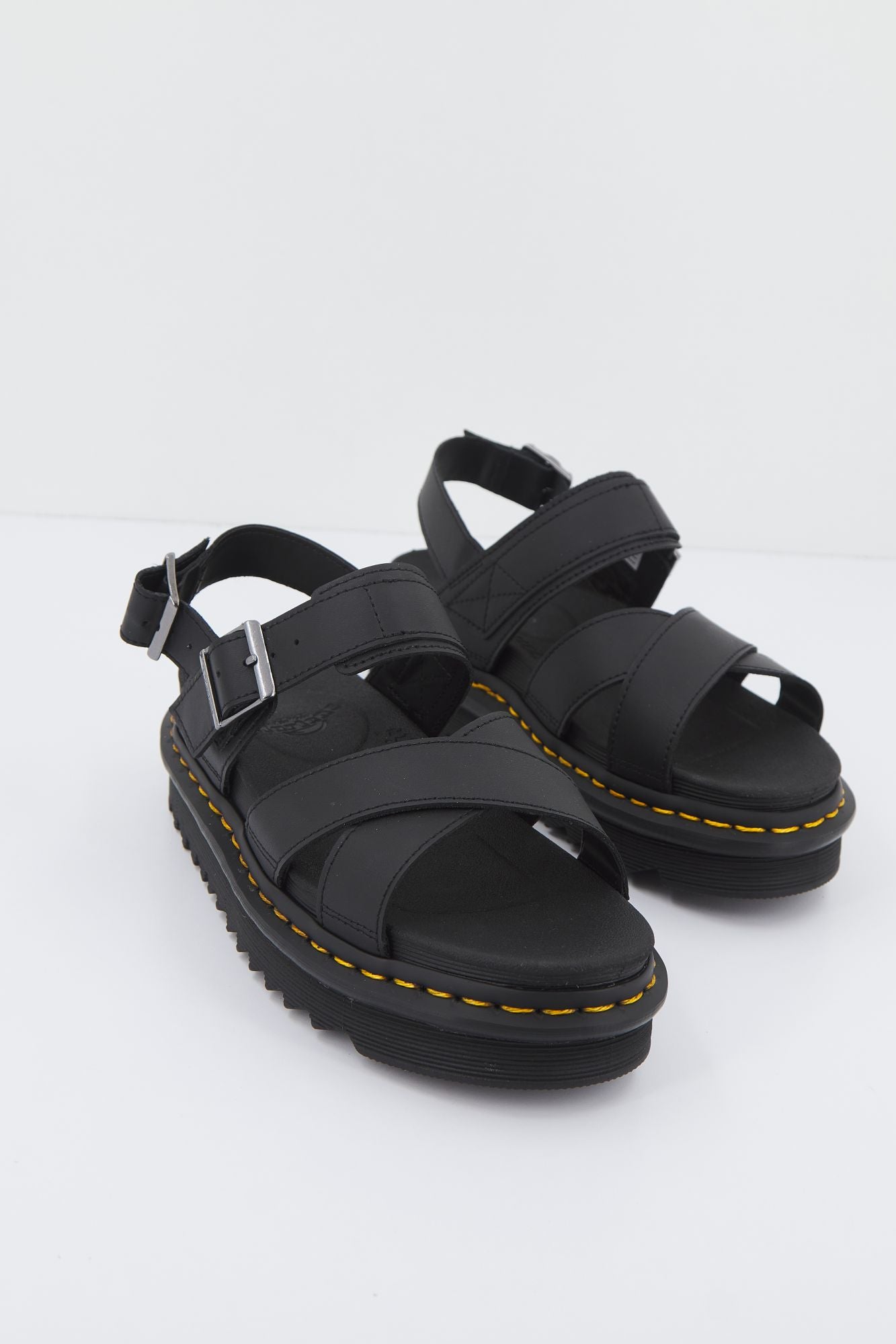 DR. MARTENS VOSS II HYDRO en color NEGRO (1)