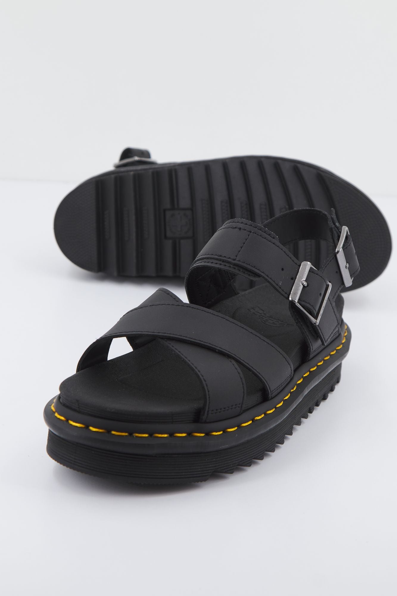 DR. MARTENS VOSS II HYDRO en color NEGRO (2)