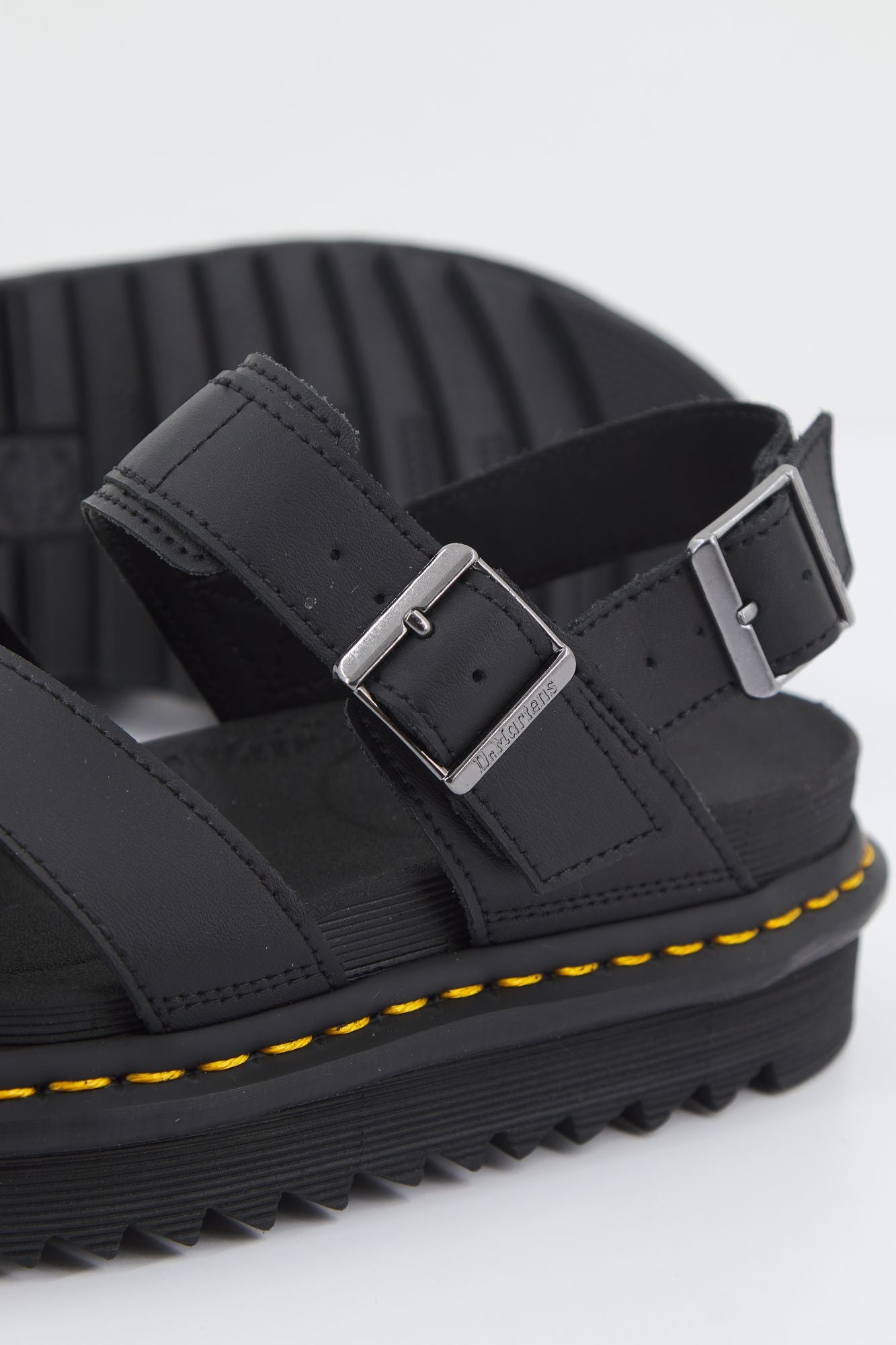 DR. MARTENS VOSS II HYDRO en color NEGRO (4)