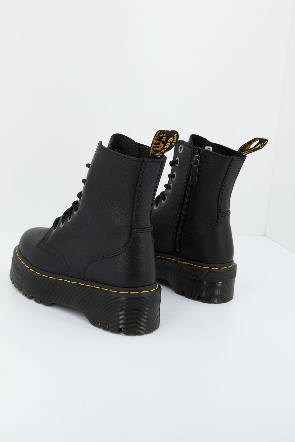 DR. MARTENS JADON III 26378001 en color NEGRO (2)