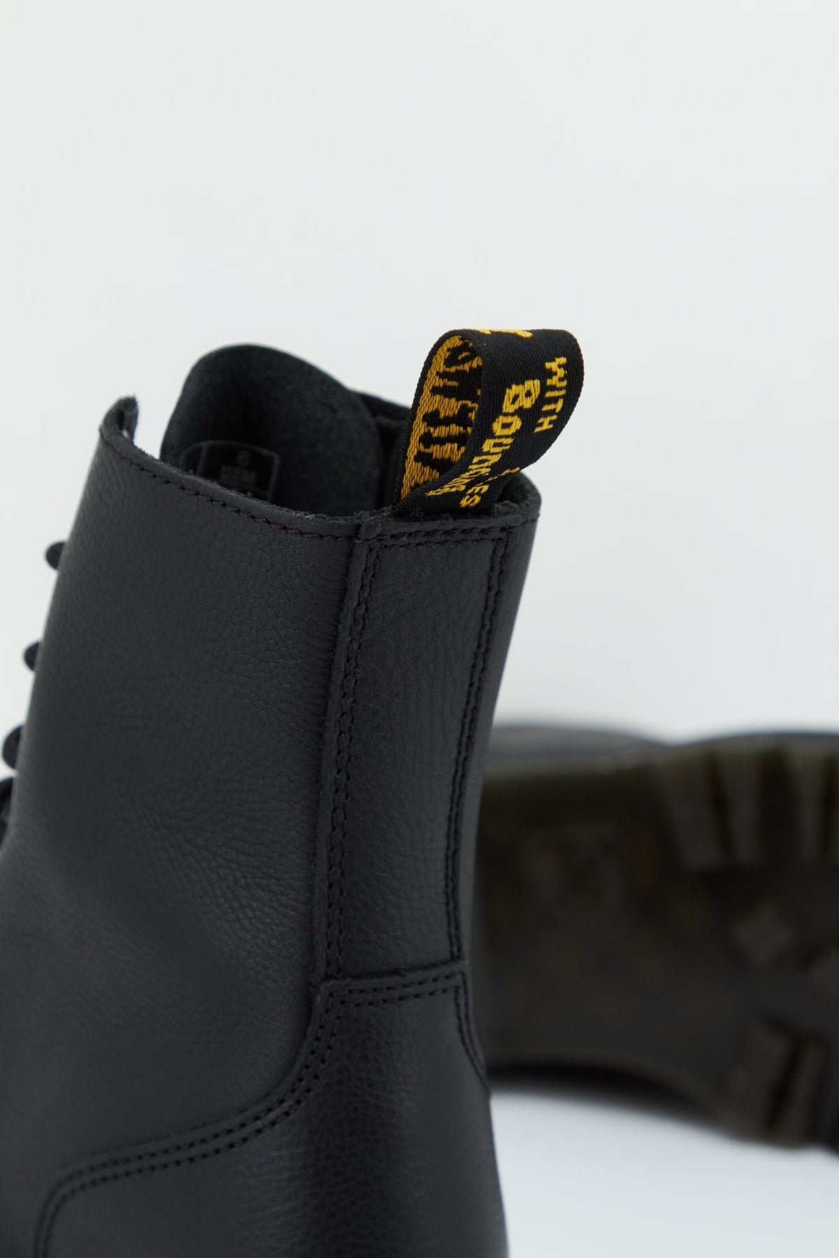 DR. MARTENS JADON III 26378001 en color NEGRO (4)