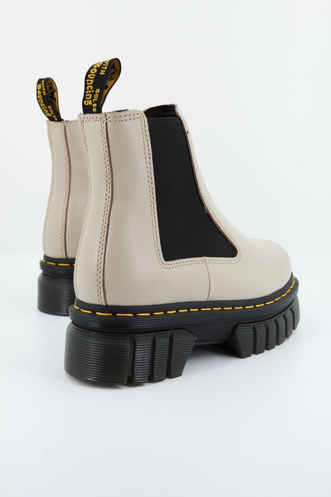 DR. MARTENS AUDRICK CHELSEA en color BEIS (4)