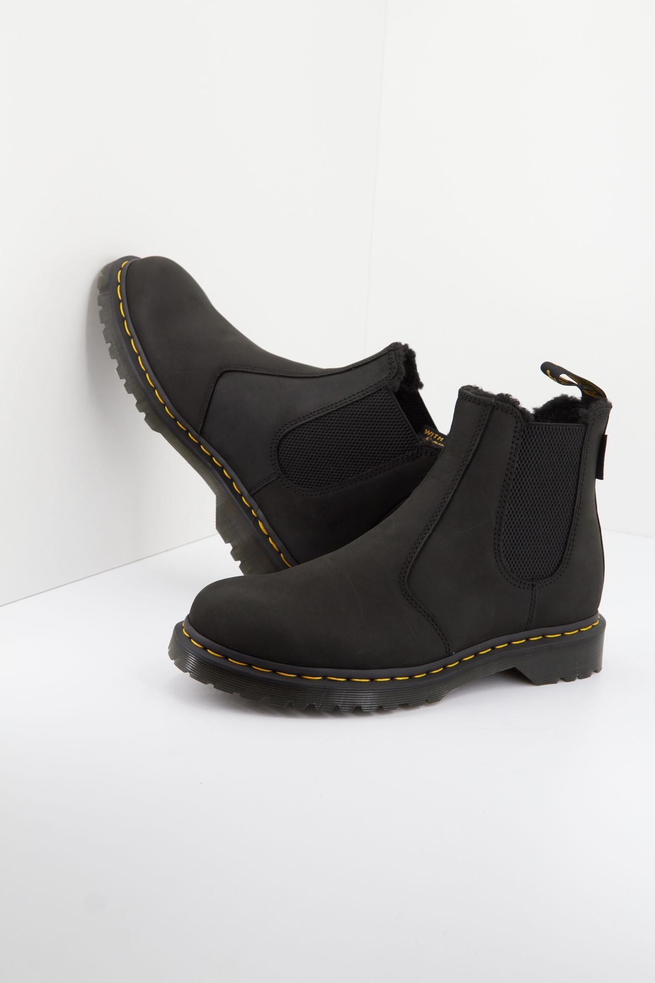 DR. MARTENS ARCHIVE PULL UP en color NEGRO (3)