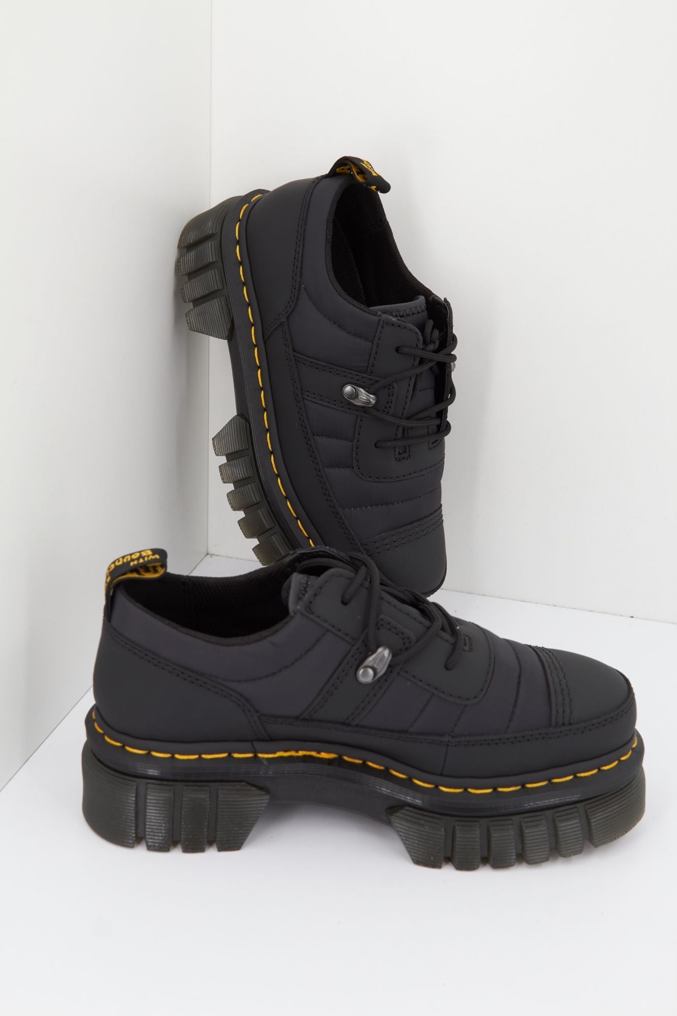 DR. MARTENS AUDRICK 3I SHOE QLTD en color NEGRO (2)