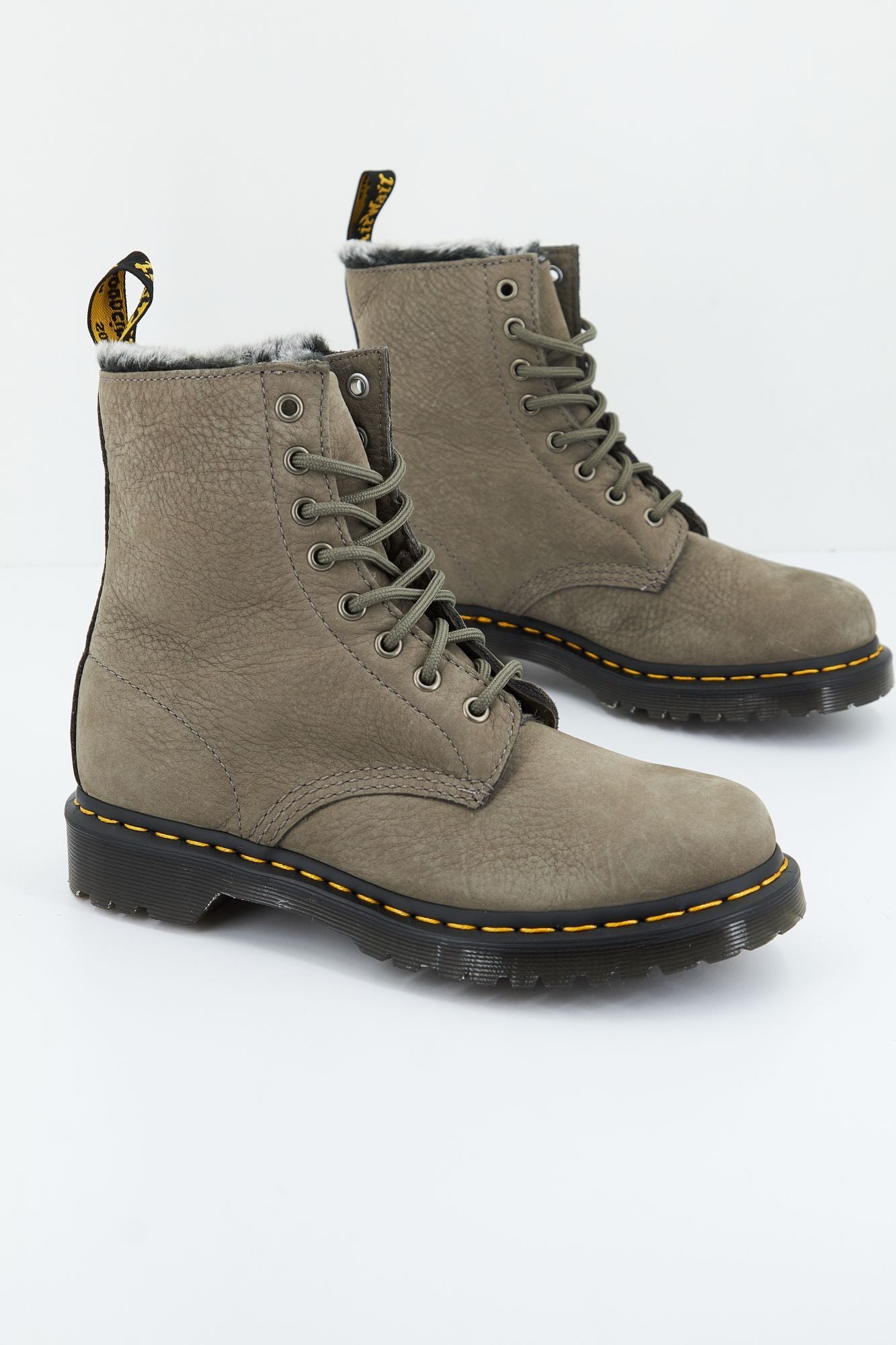 DR. MARTENS 1460 SERENA en color GRIS (1)