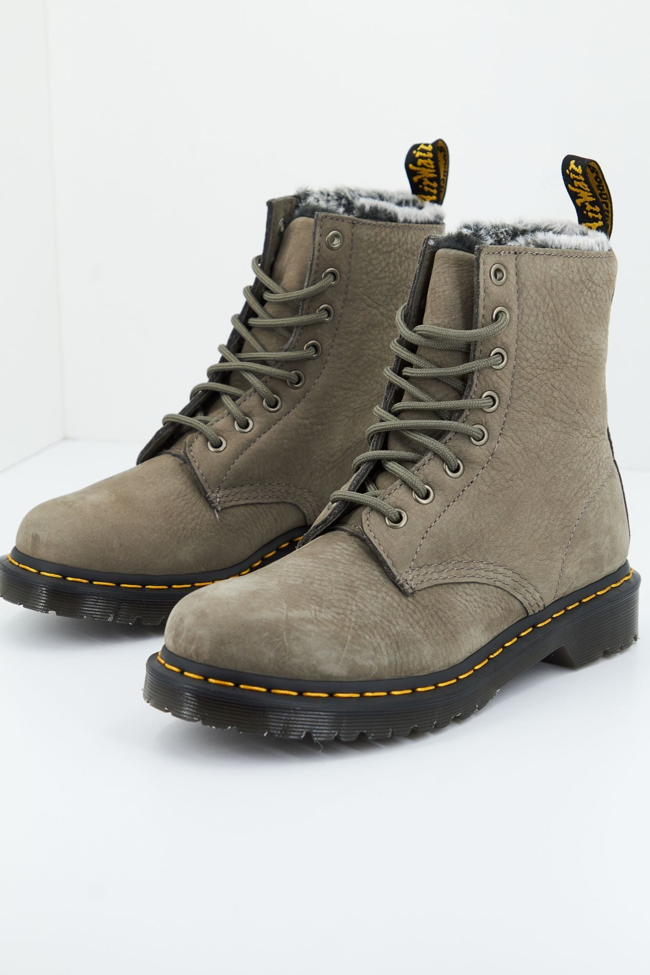 DR. MARTENS 1460 SERENA en color GRIS (2)