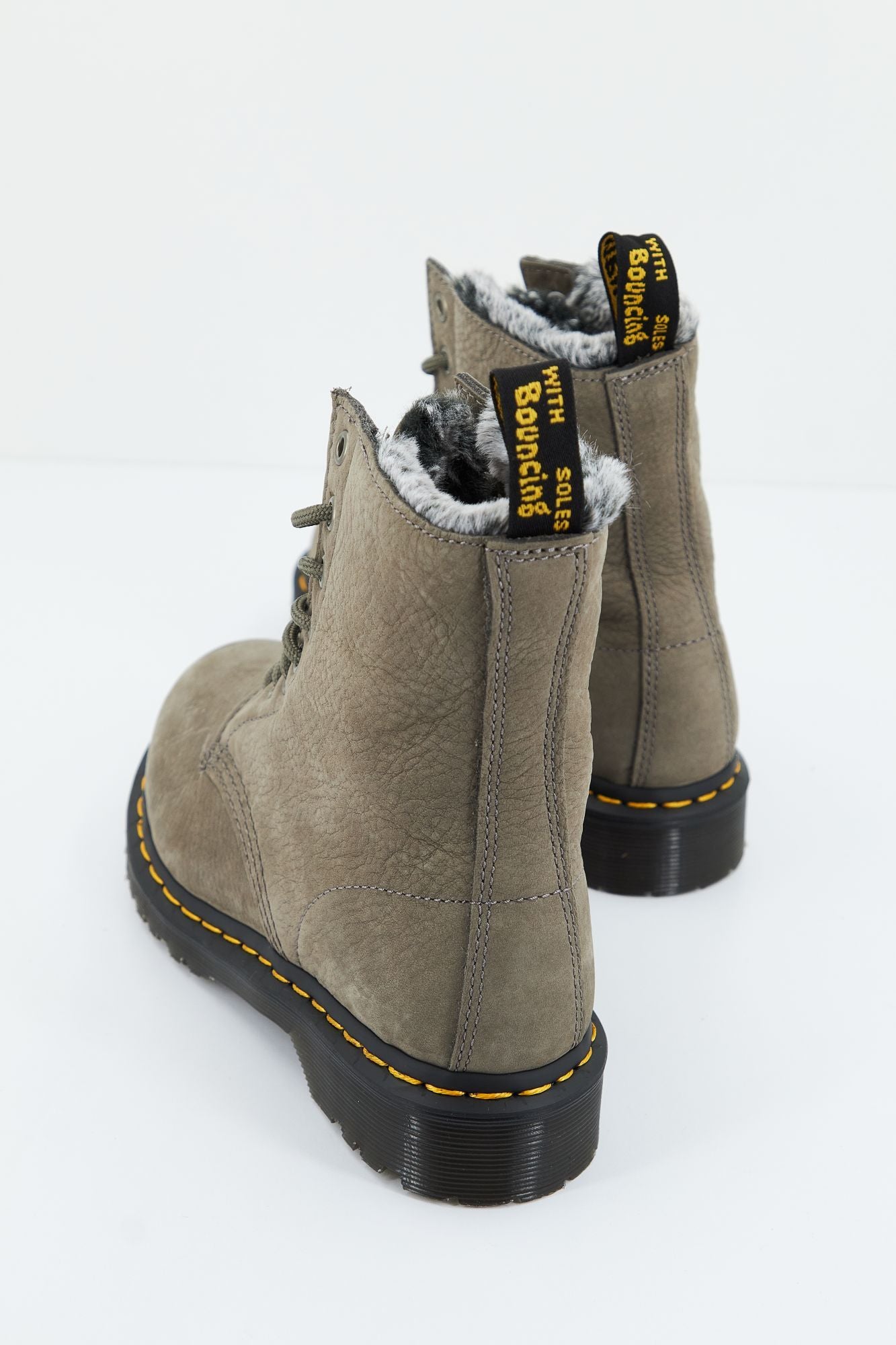 DR. MARTENS 1460 SERENA en color GRIS (3)