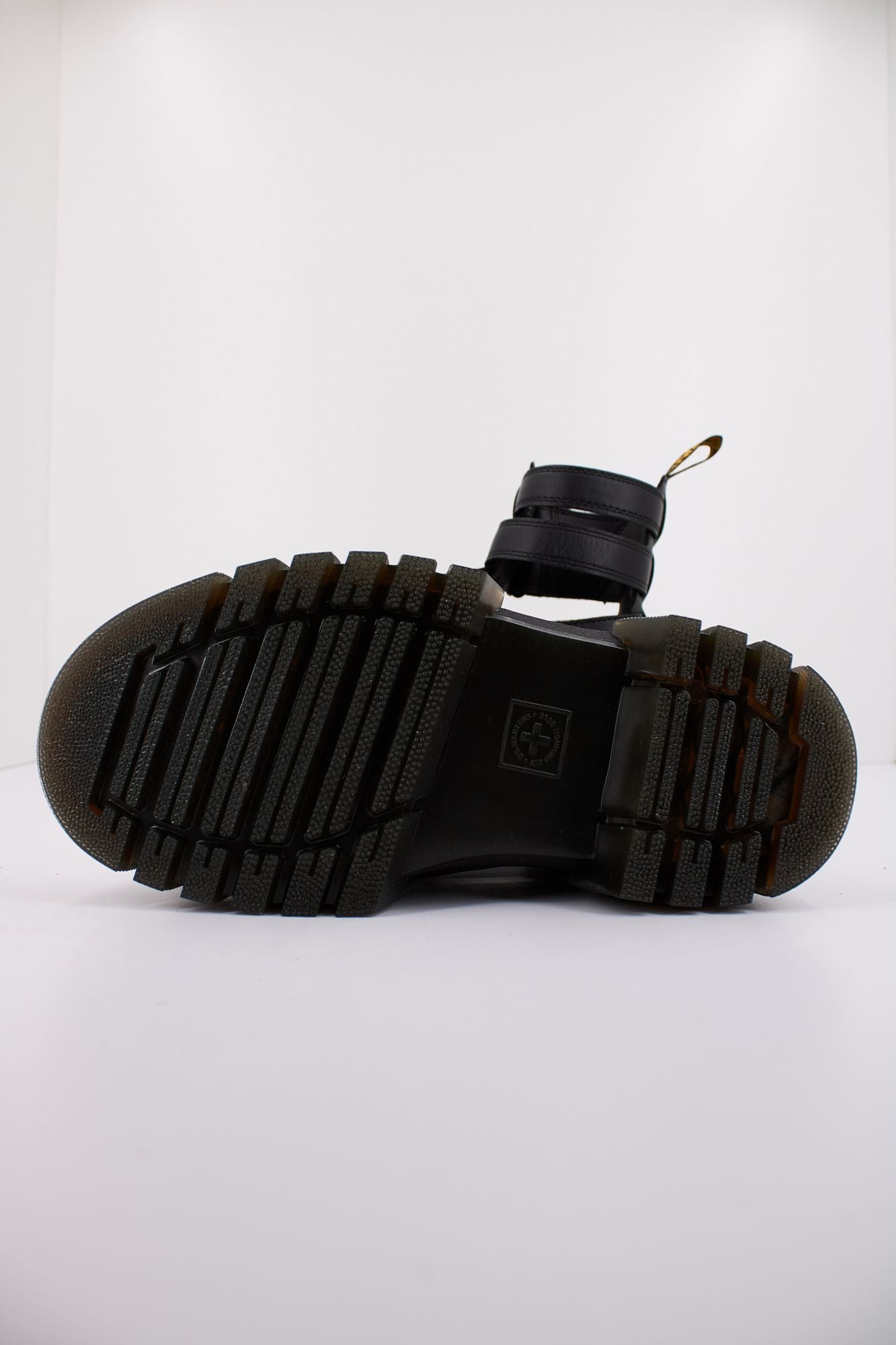DR. MARTENS RICKI GLADIATOR en color NEGRO (4)