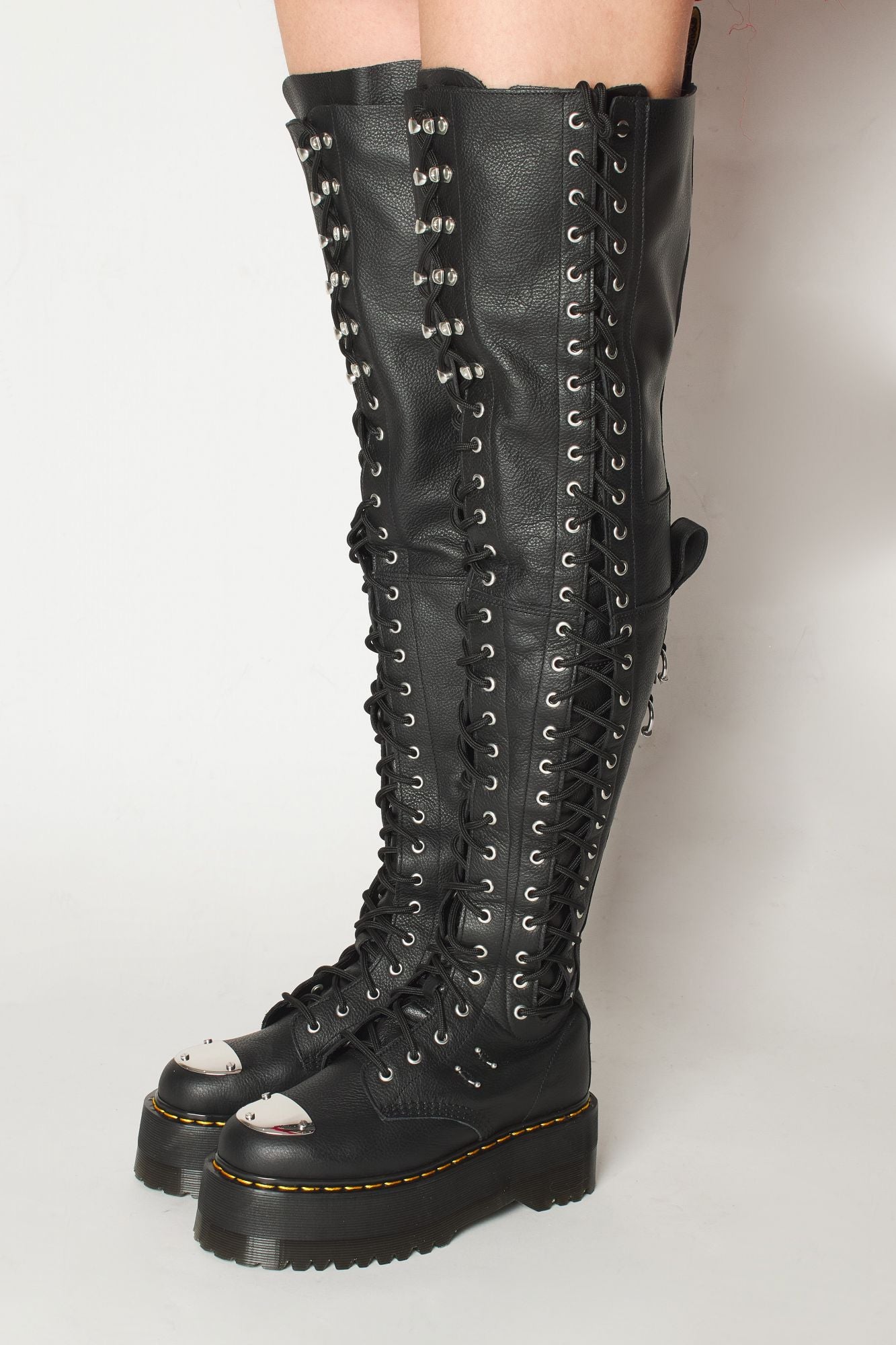 DR. MARTENS  28I XTRM MAX en color NEGRO (2)