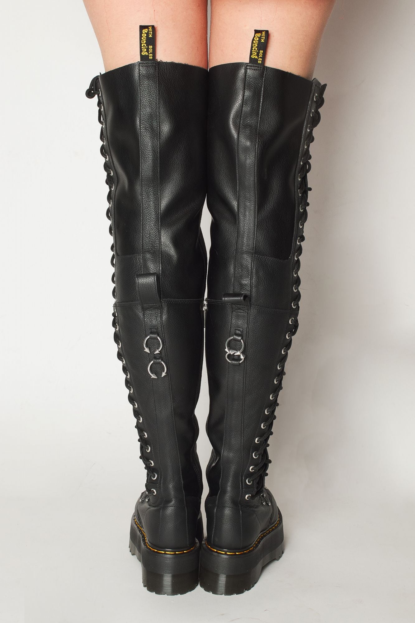 DR. MARTENS  28I XTRM MAX en color NEGRO (3)